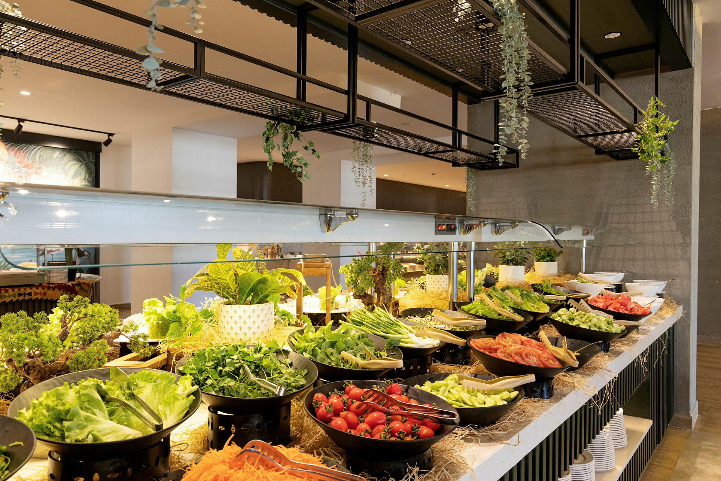 Buffet med färska grönsaker, sallader och frukter. (AI-genererad text)