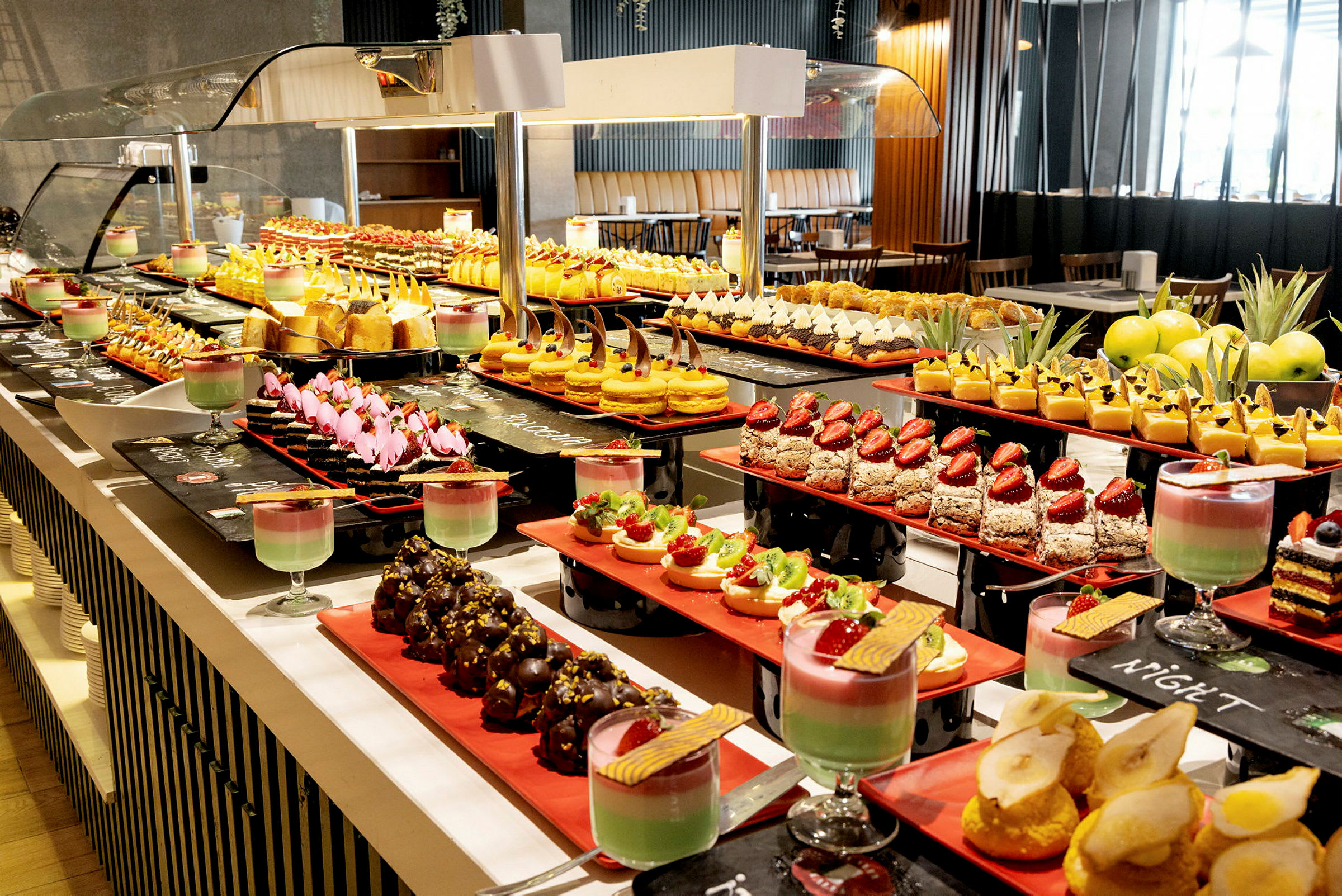 Bild av ett dessertbord med ett brett utbud av sötsaker och bakverk. (AI-genererad text)