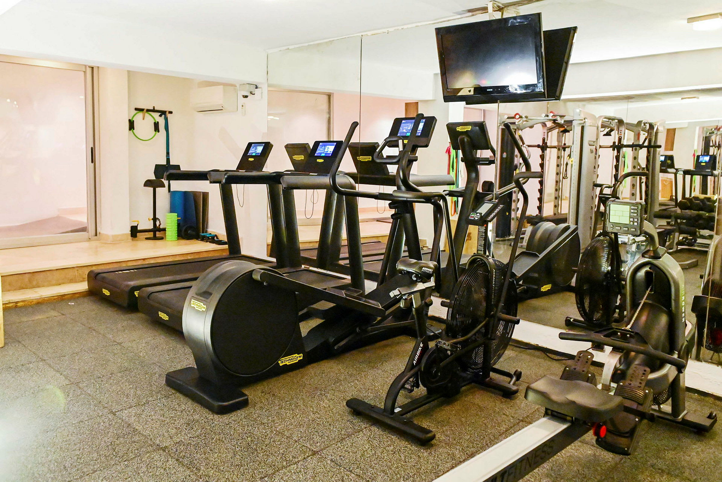Ett gym med träningsmaskiner, löpband och träningsutrustning. (AI-genererad text)