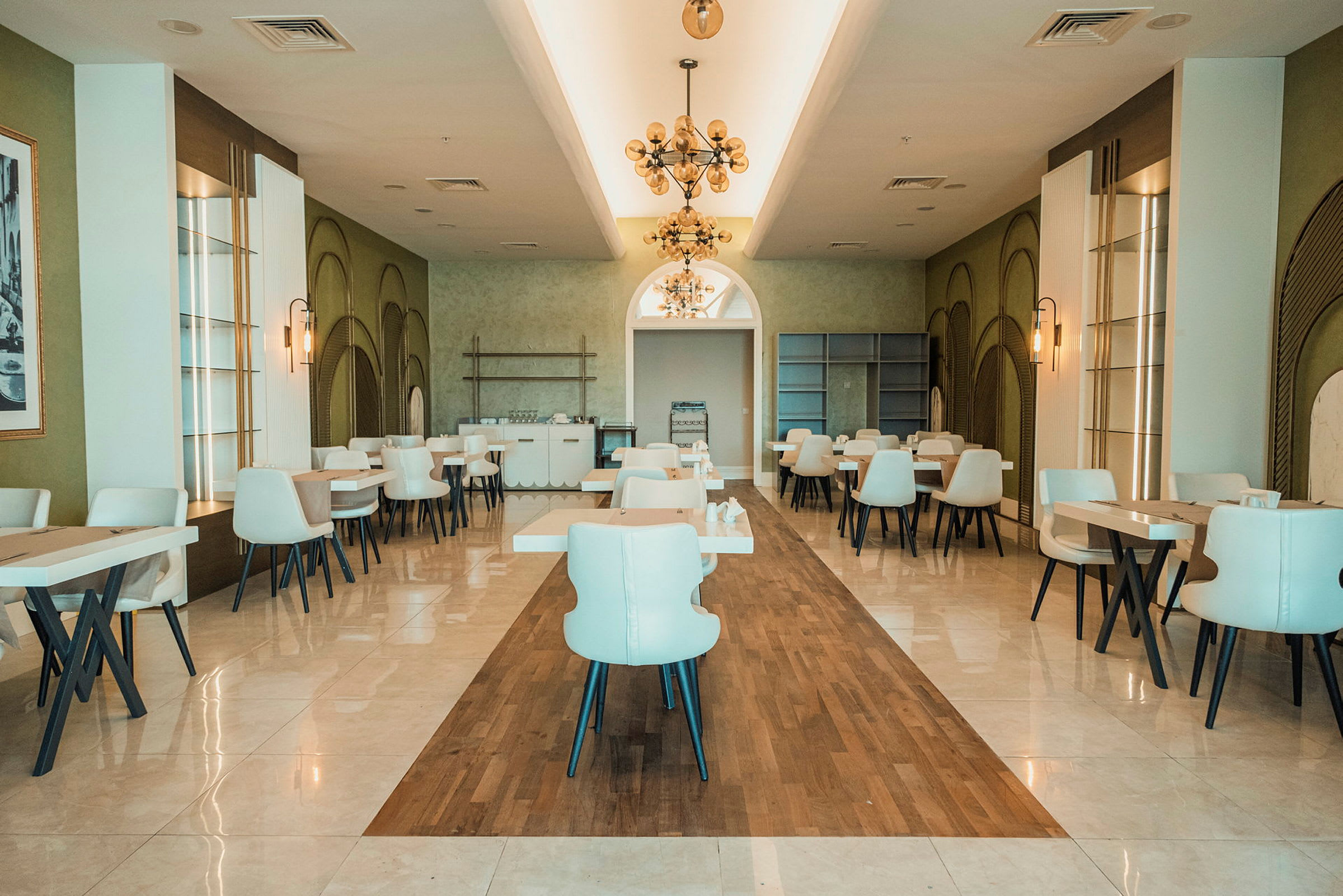 En ljus restaurang med bordsuppsättningar och moderna inredningsdetaljer. (AI-genererad text)