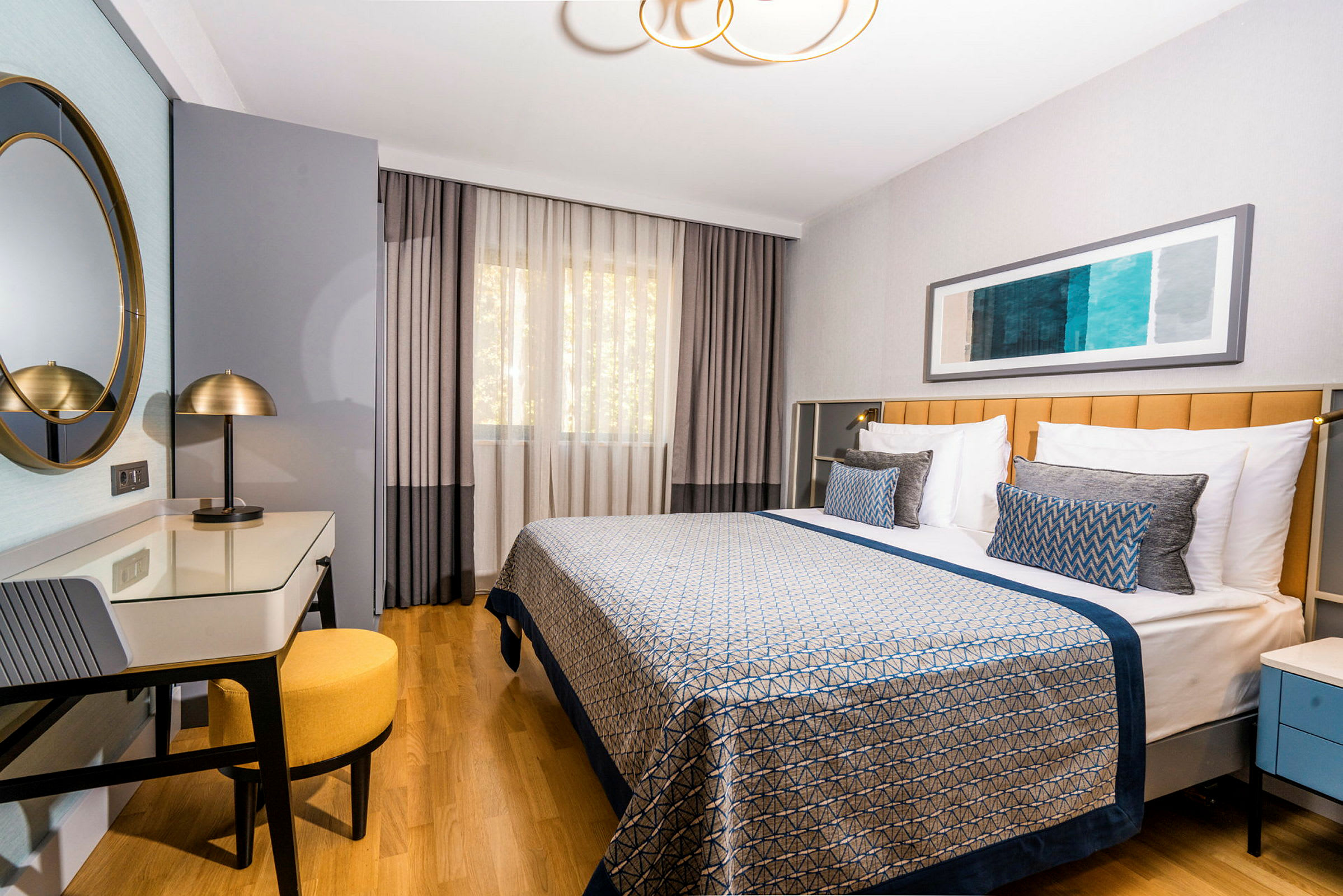 Ett hotellrum med en dubbelsäng, skrivbord och stol. (AI-genererad text)