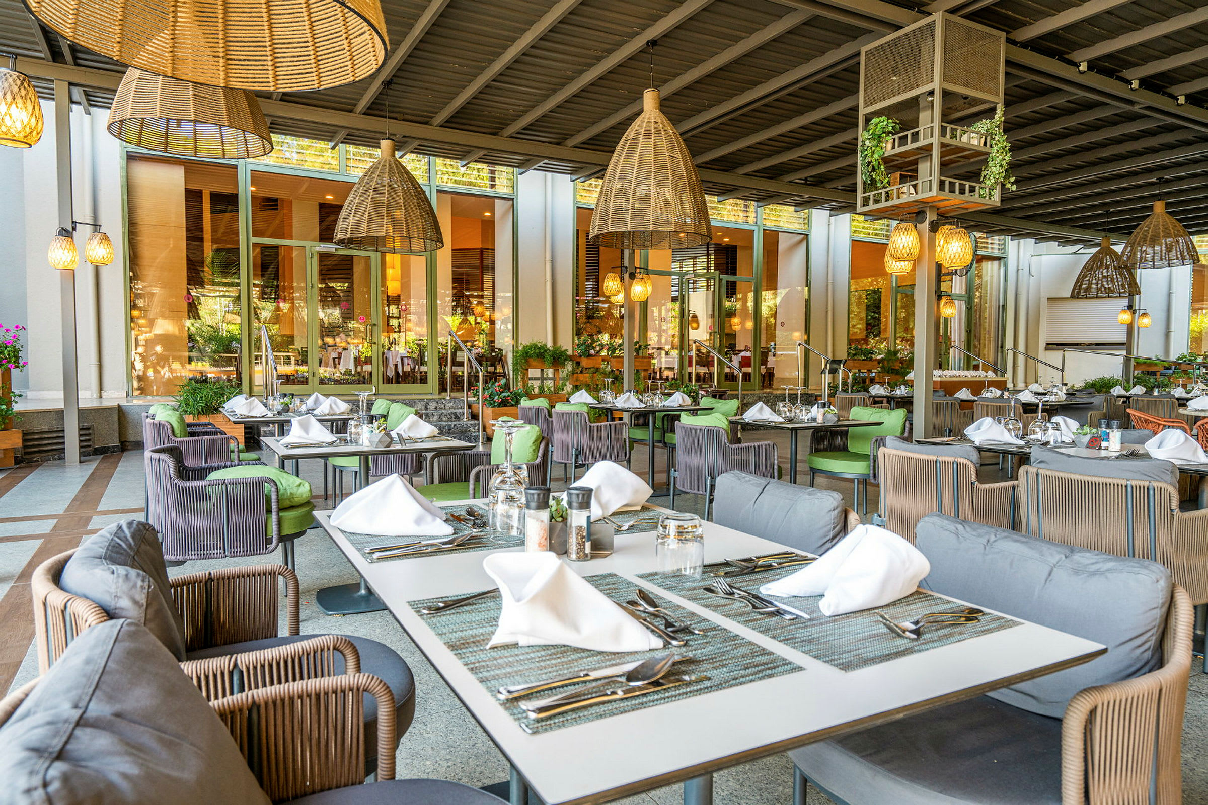 En restaurang med dukade bord och stolar i en inbjudande miljö. (AI-genererad text)