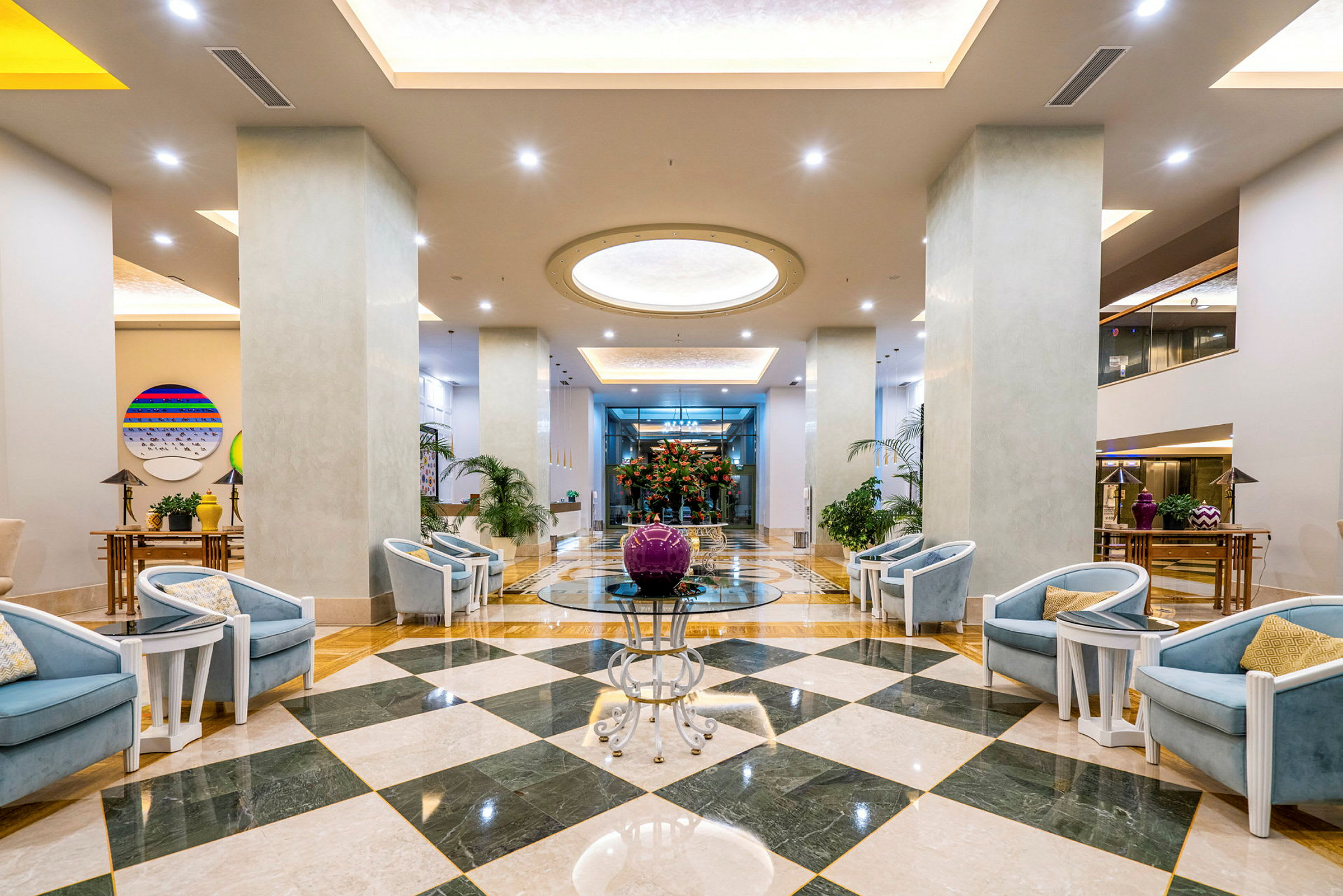 Hotellobby med sittplatser och dekorationer. (AI-genererad text)