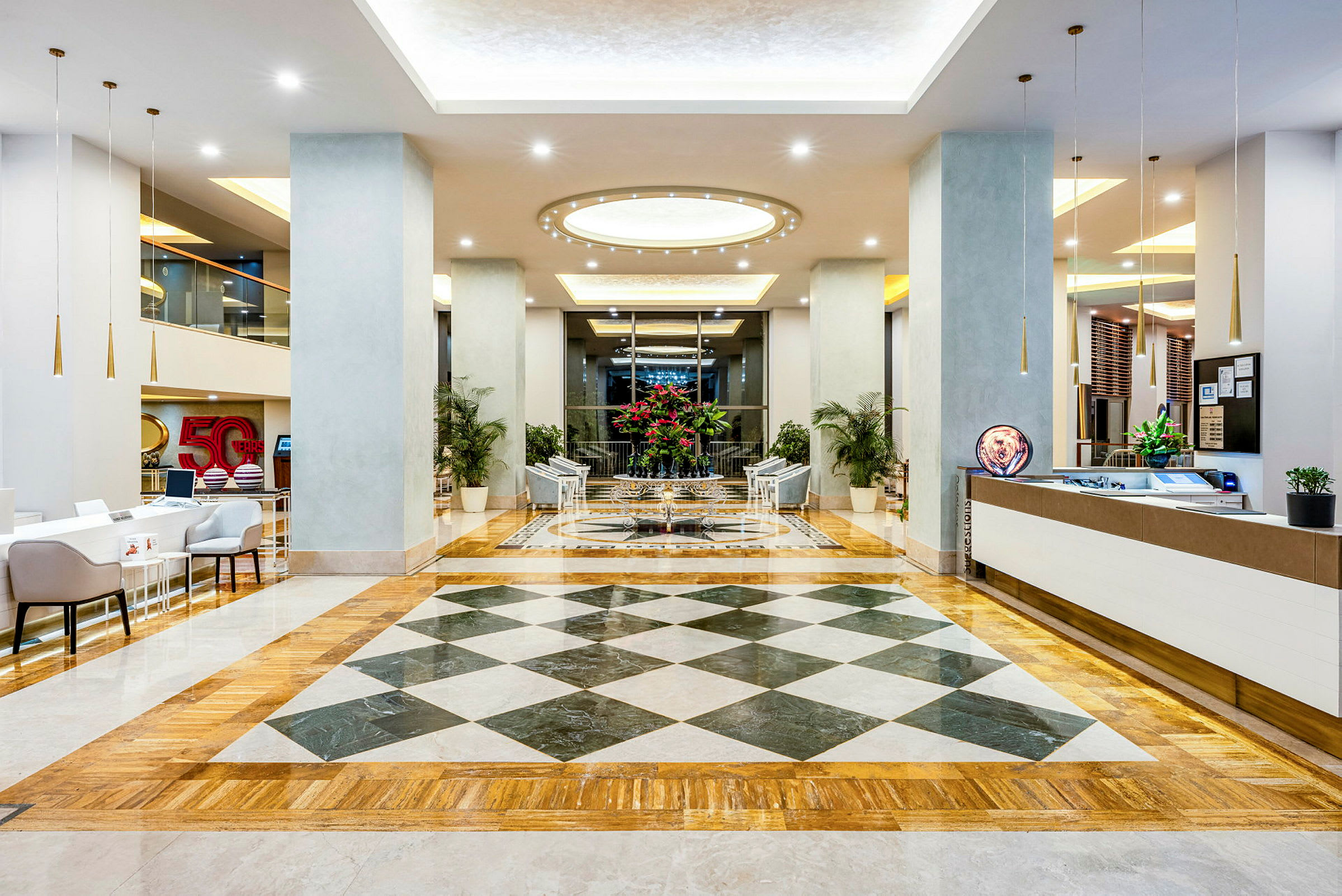 Hotellobby med sittgrupp och reception. (AI-genererad text)