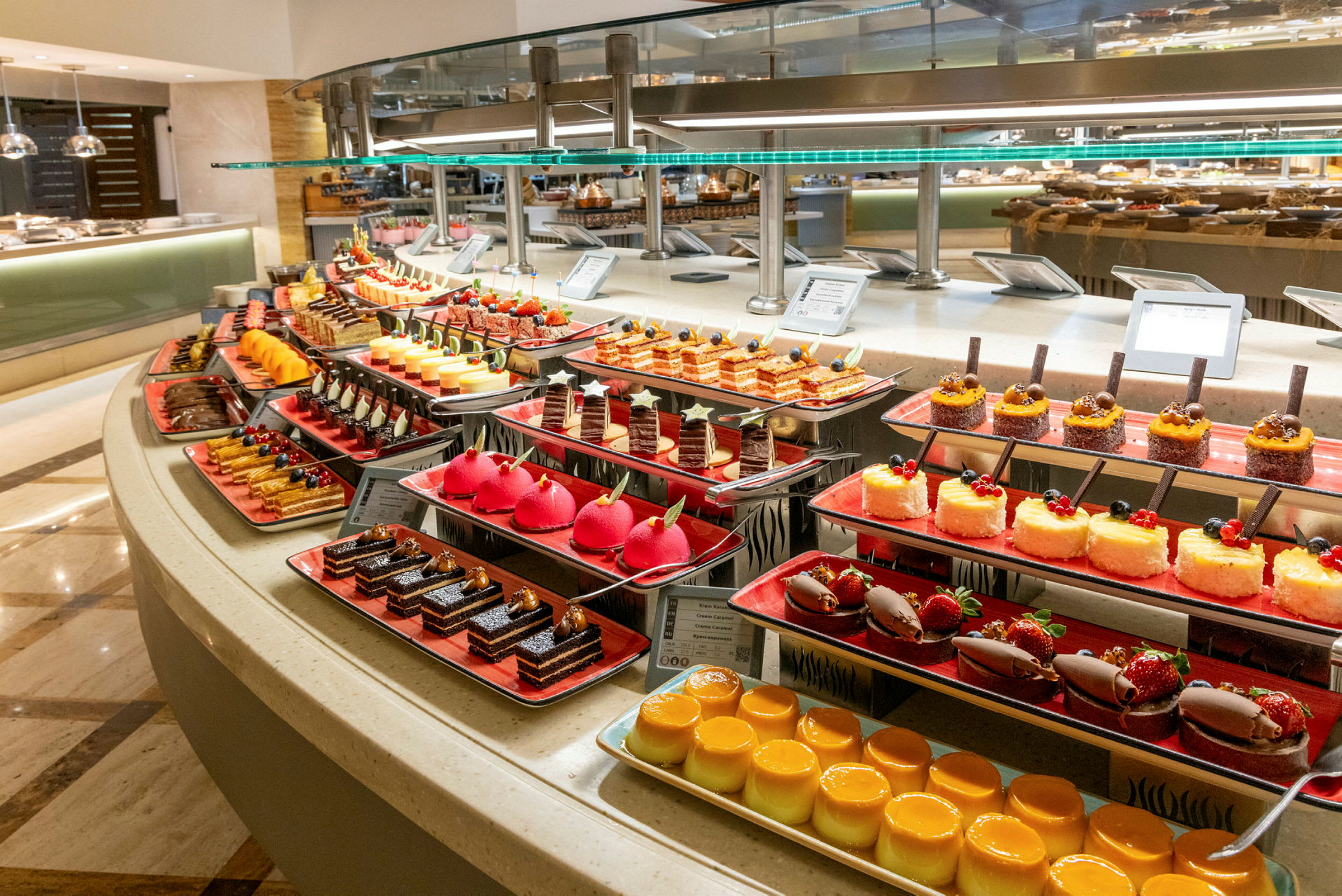En buffé med olika desserter, bland annat kakor, pannacottor och små bakverk. (AI-genererad text)