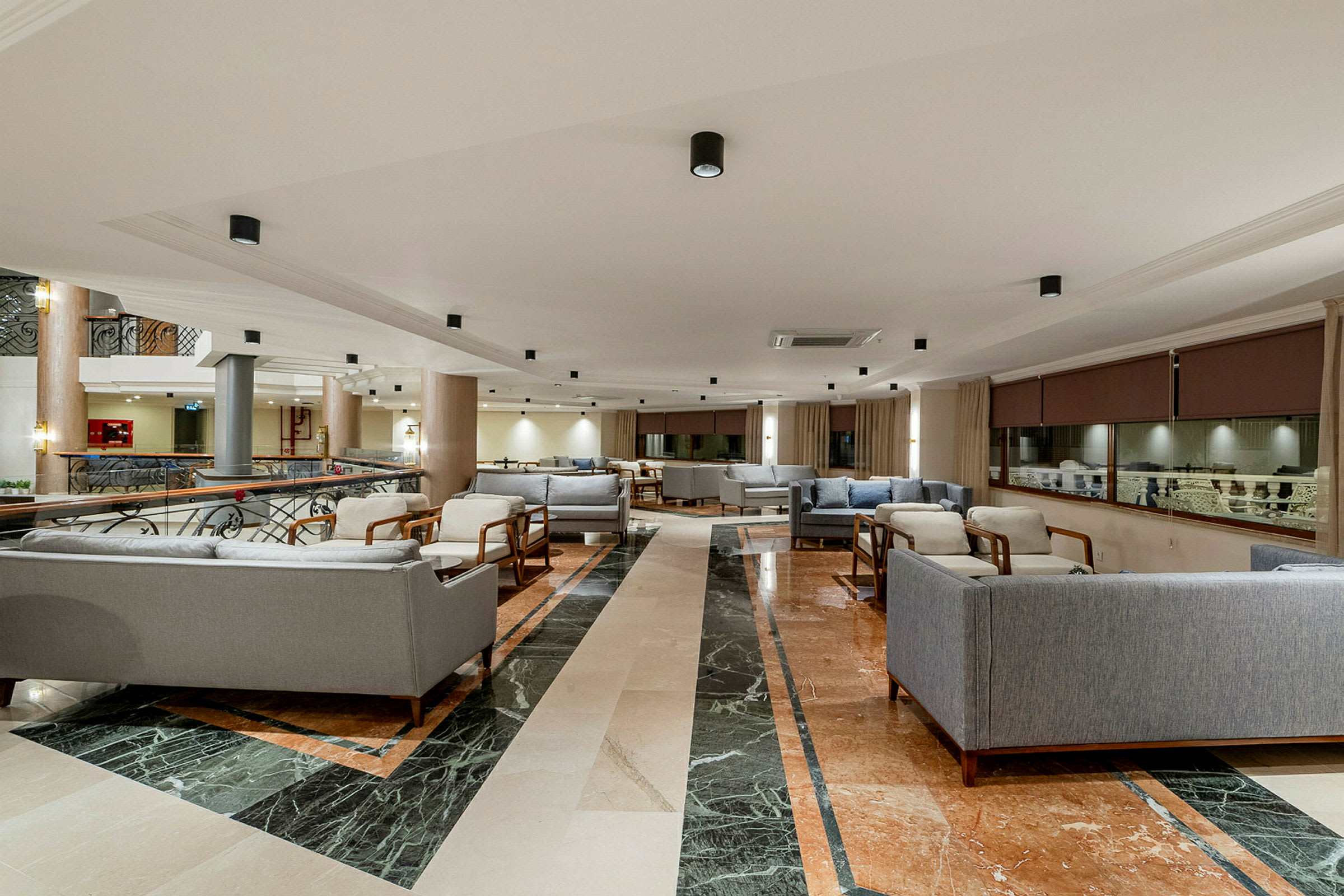 En hotellobby med sittgrupper och elegant marmorgolv. (AI-genererad text)