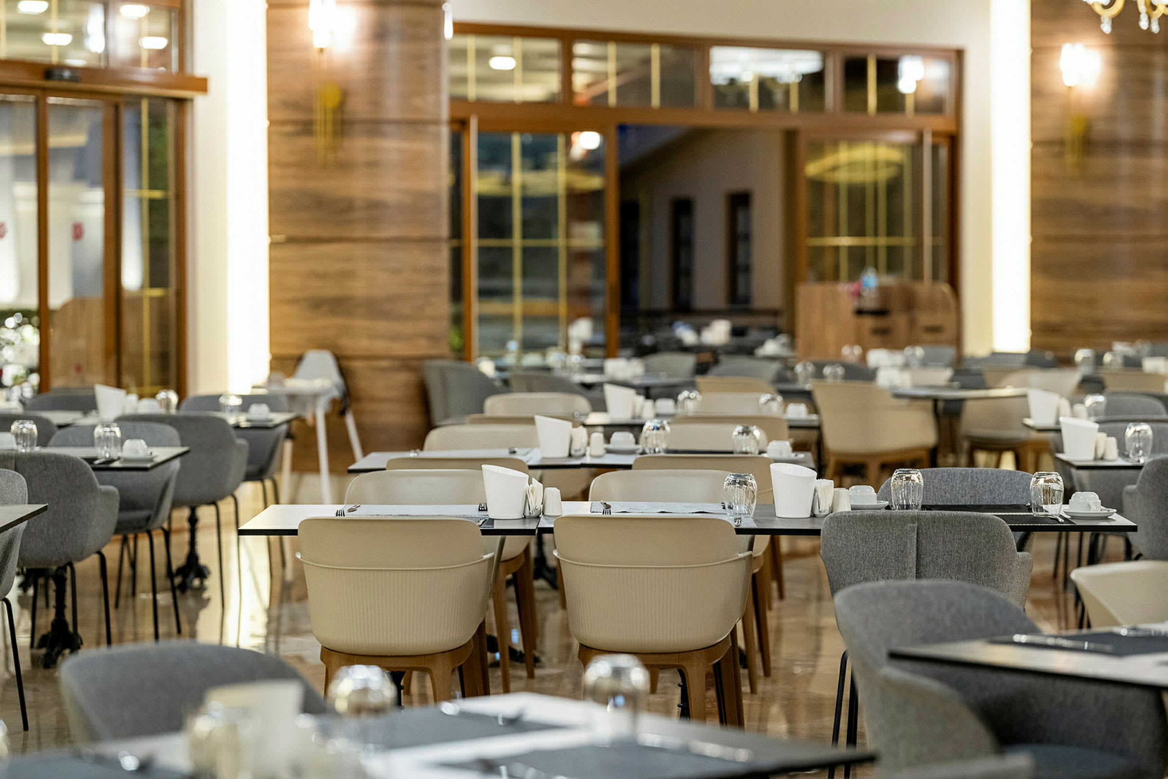 Moderna sittplatser i restaurang med dukade bord. (AI-genererad text)