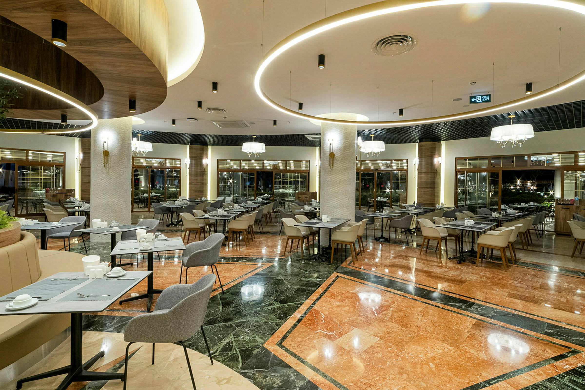 Bild av en modern restaurang med elegant inredning och dukade bord. (AI-genererad text)