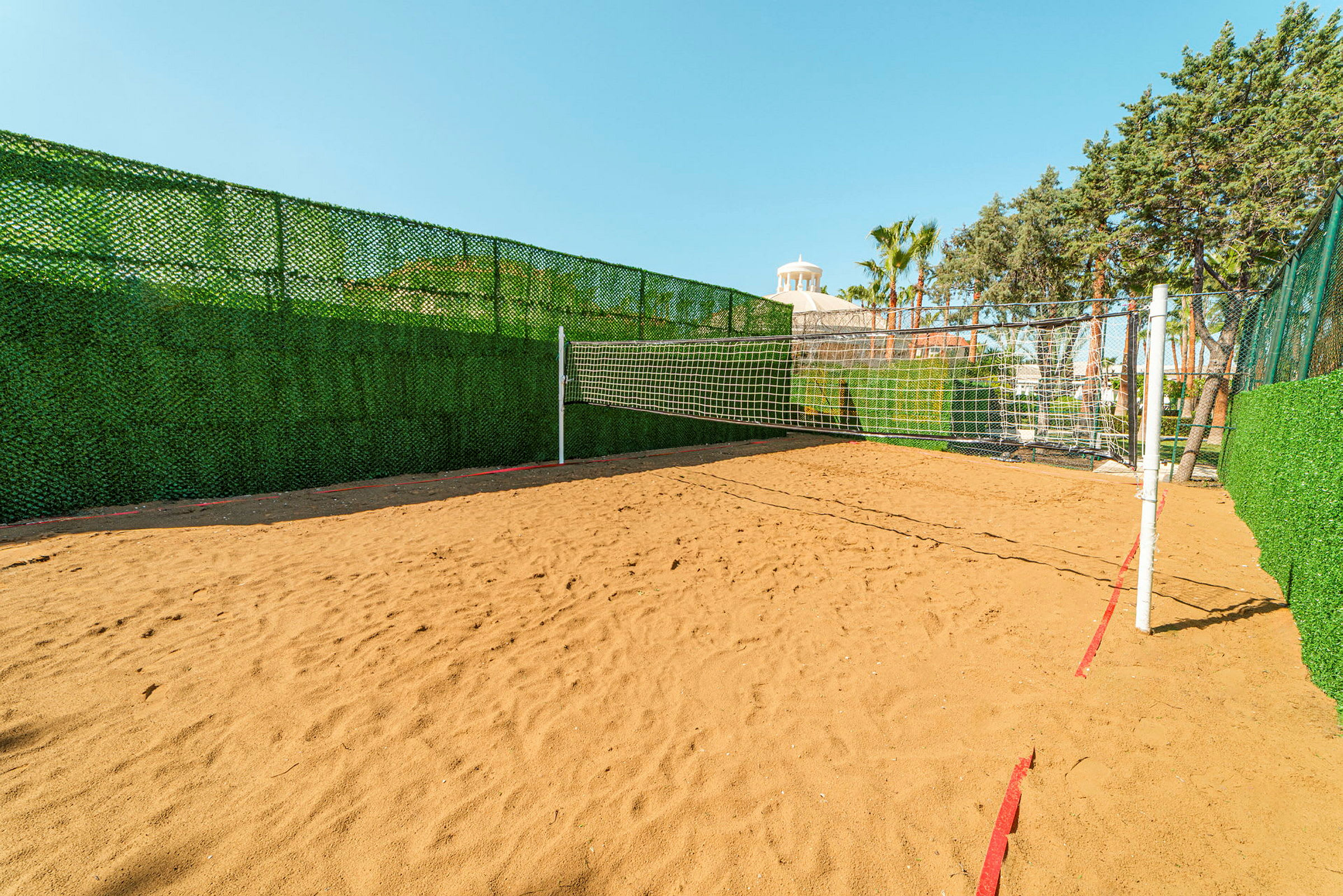 En sandbana med ett nät för volleyboll. (AI-genererad text)
