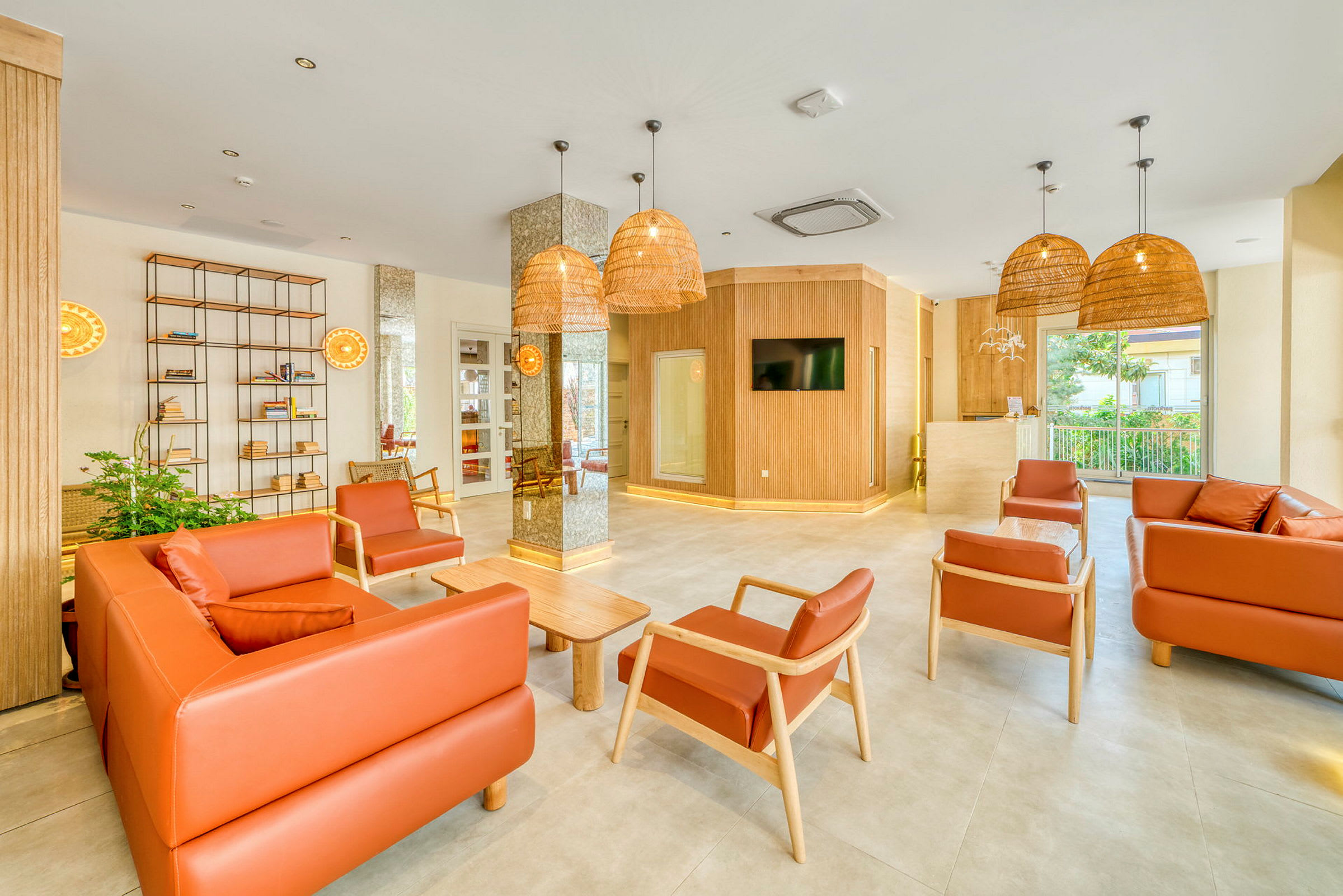 Hotellobby med orange sittmöbler och moderna trädetaljer. (AI-genererad text)