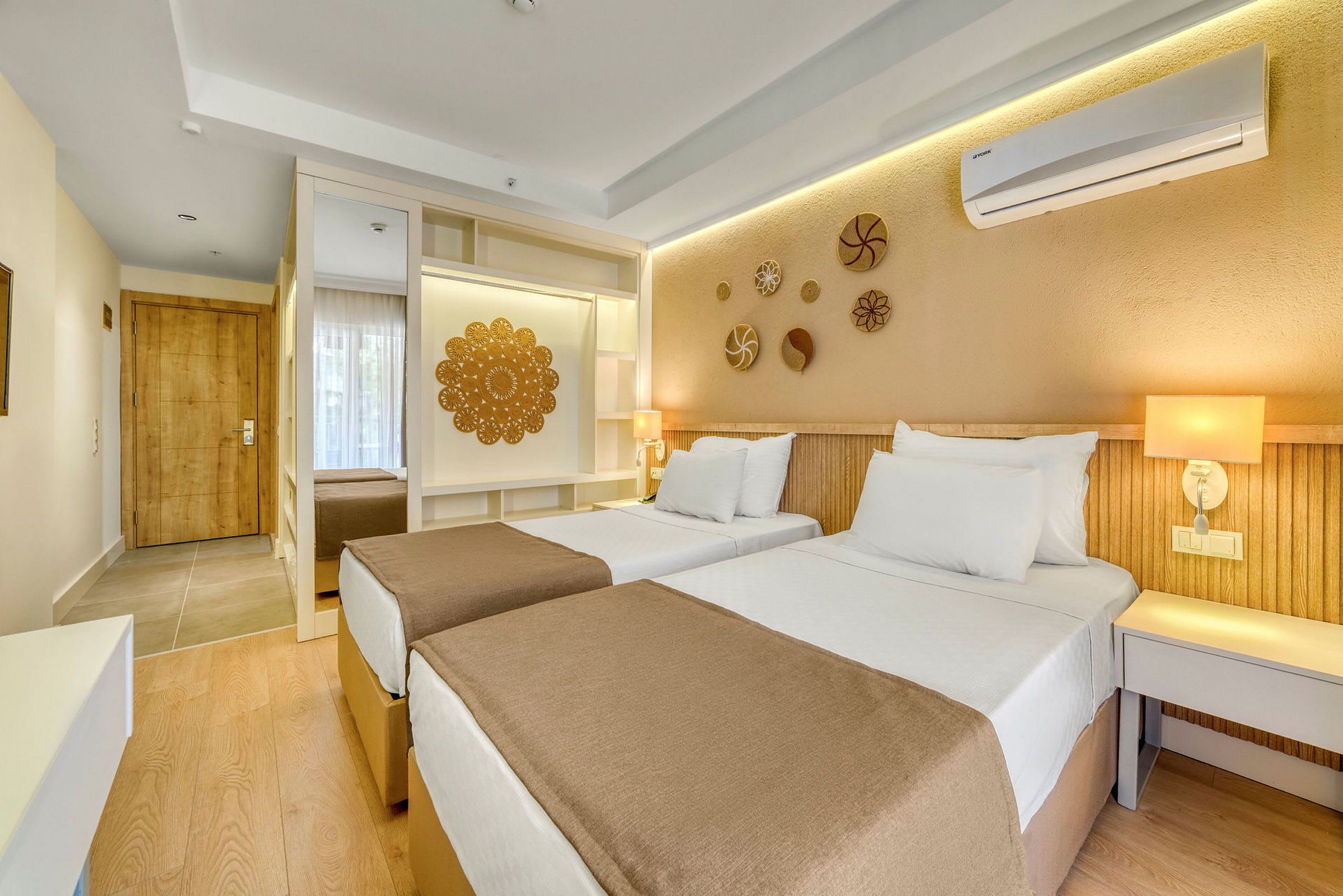 Hotellrum med två enkelsängar, dekorerat med moderna detaljer och beige toner. (AI-genererad text)