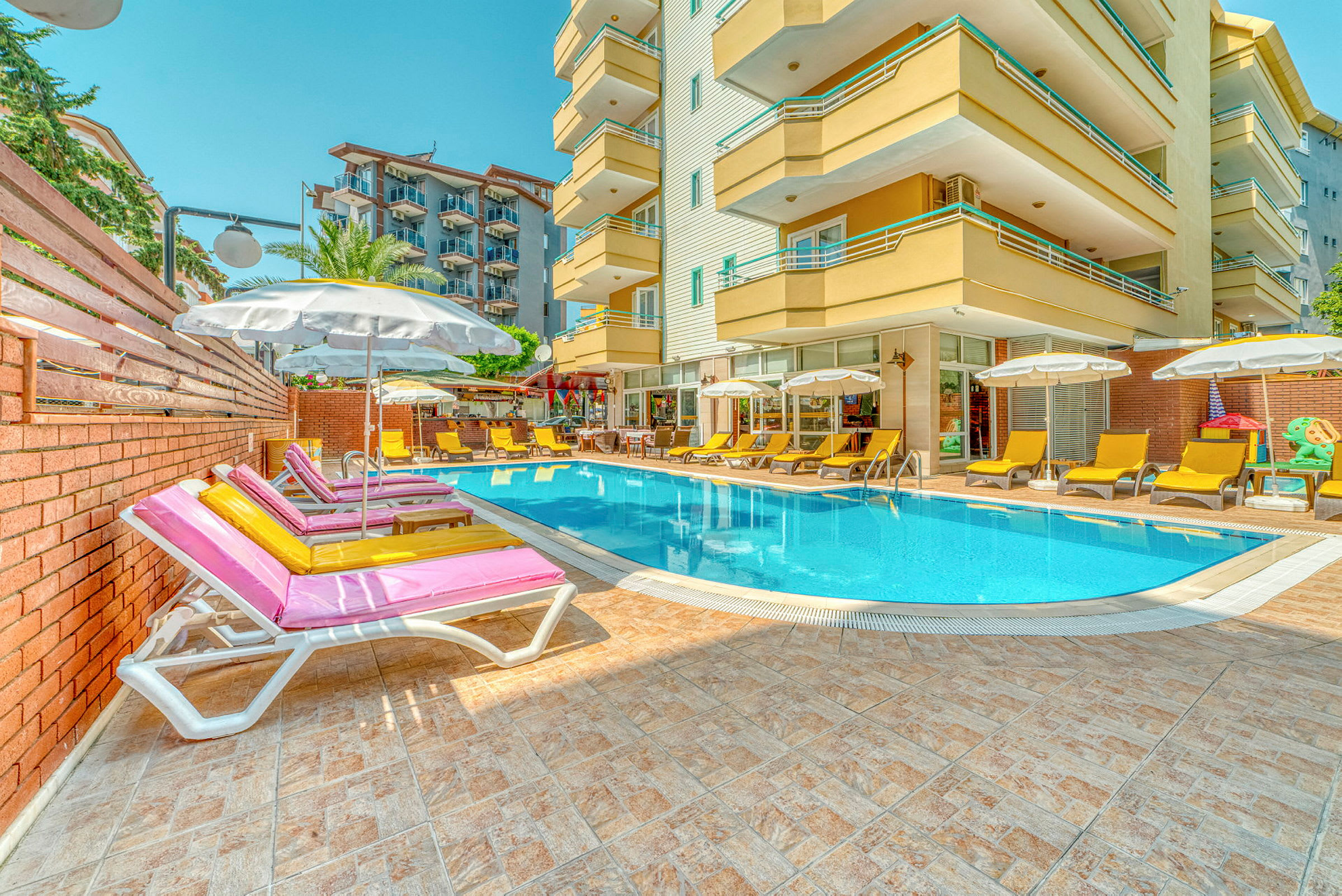Utomhuspool med solstolar och parasoller vid ett modernt hotell. (AI-genererad text)