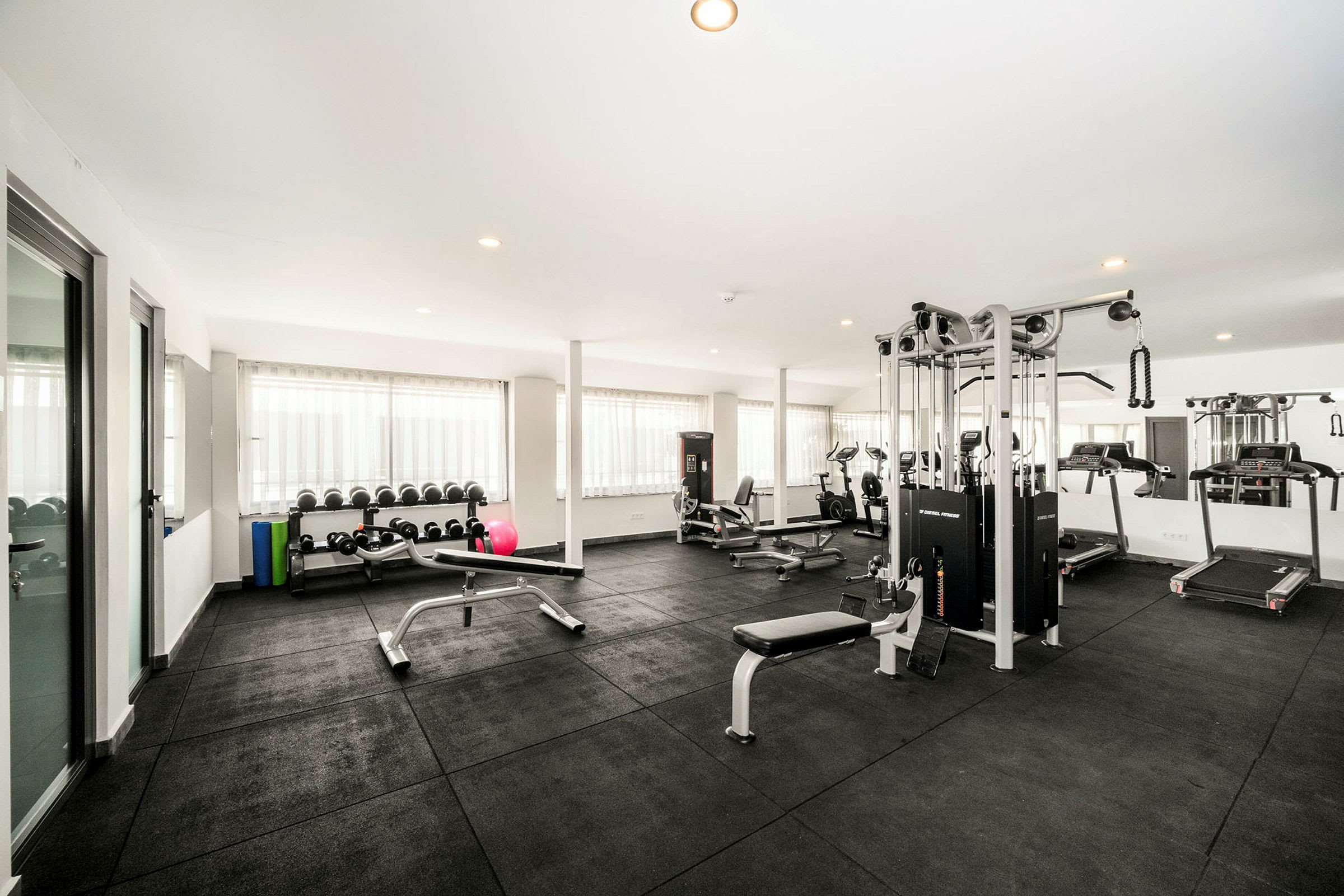 Gym med träningsmaskiner och fria vikter. (AI-genererad text)