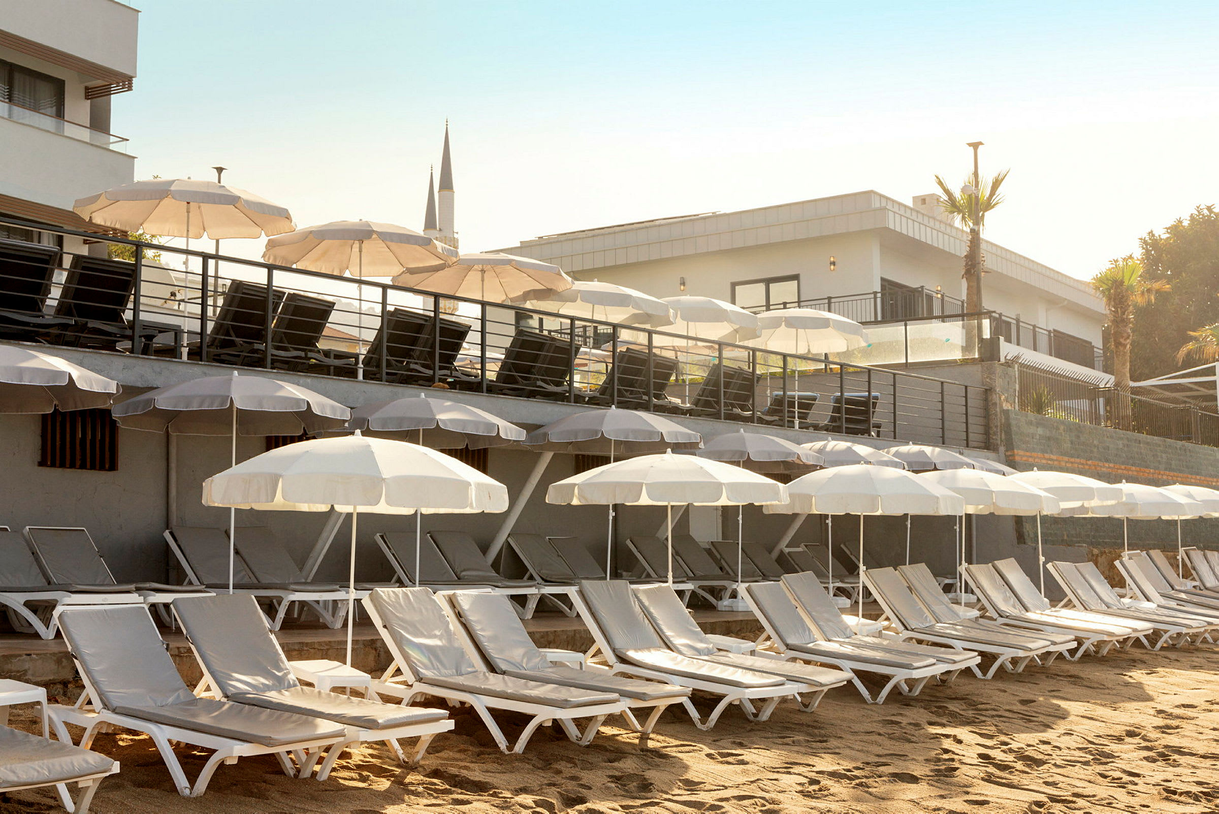 Strand med solstolar och parasoller. (AI-genererad text)