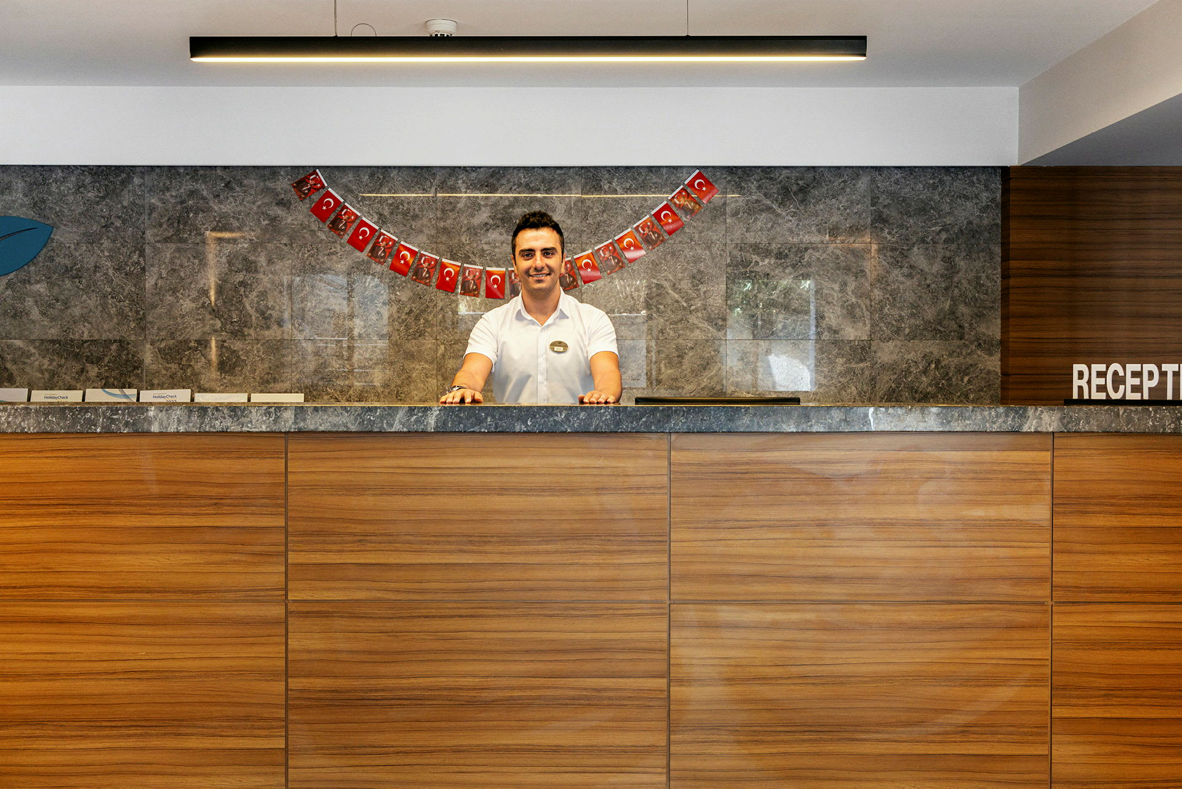 Receptionen med en marmorerad bakgrund och en träfront. (AI-genererad text)