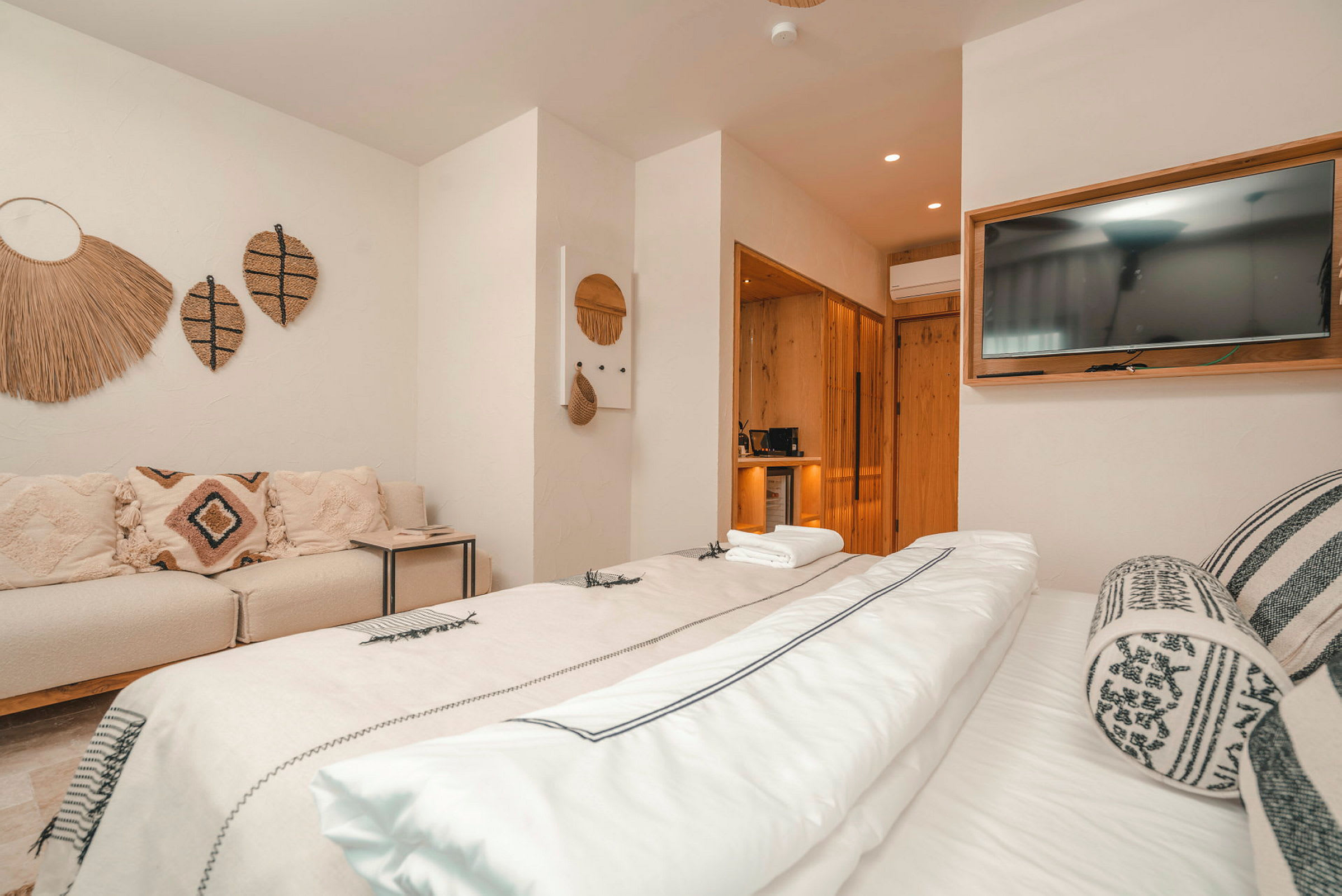 En hotellrum med en säng, soffa, och väggdekorationer. (AI-genererad text)