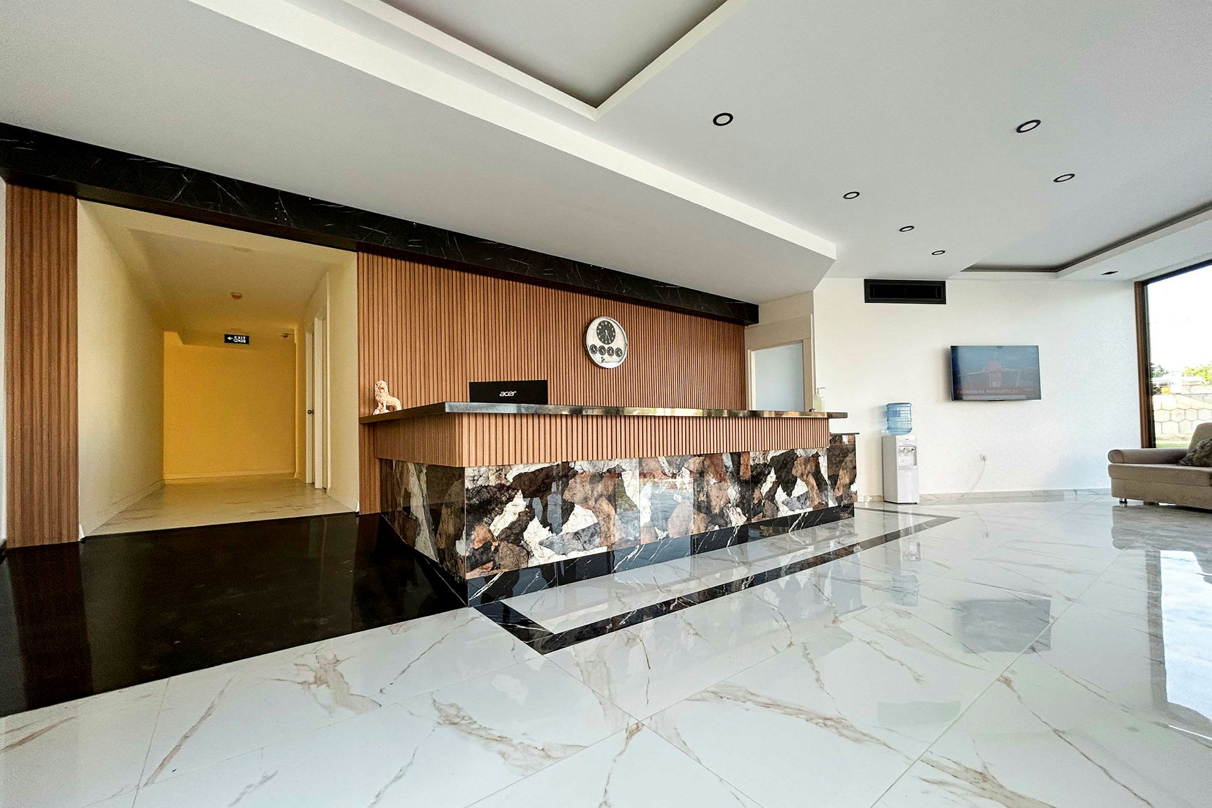 Entréhall med modern reception, marmorgolv och väggar. (AI-genererad text)