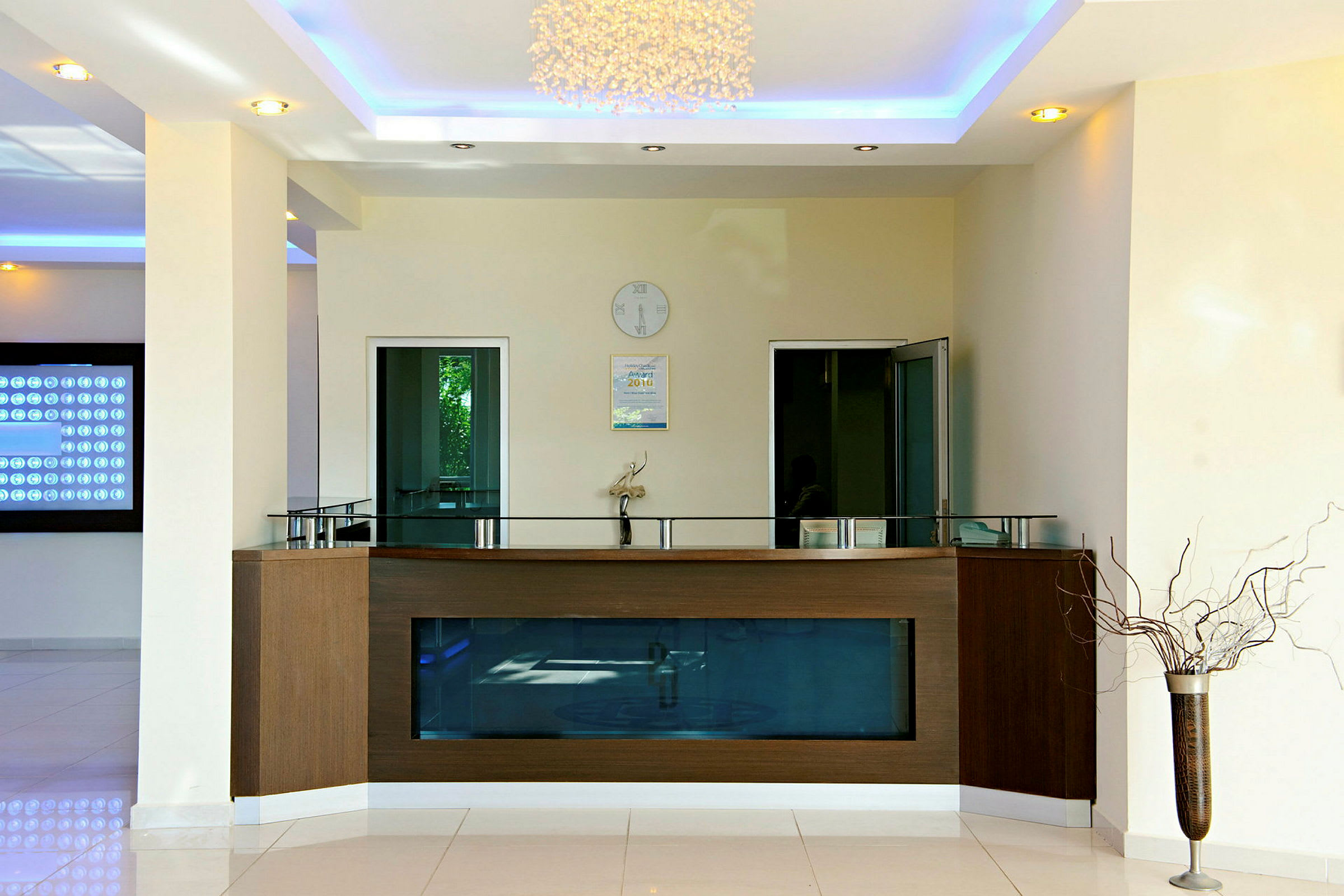 Reception med en modern disk och stilren inredning. (AI-genererad text)