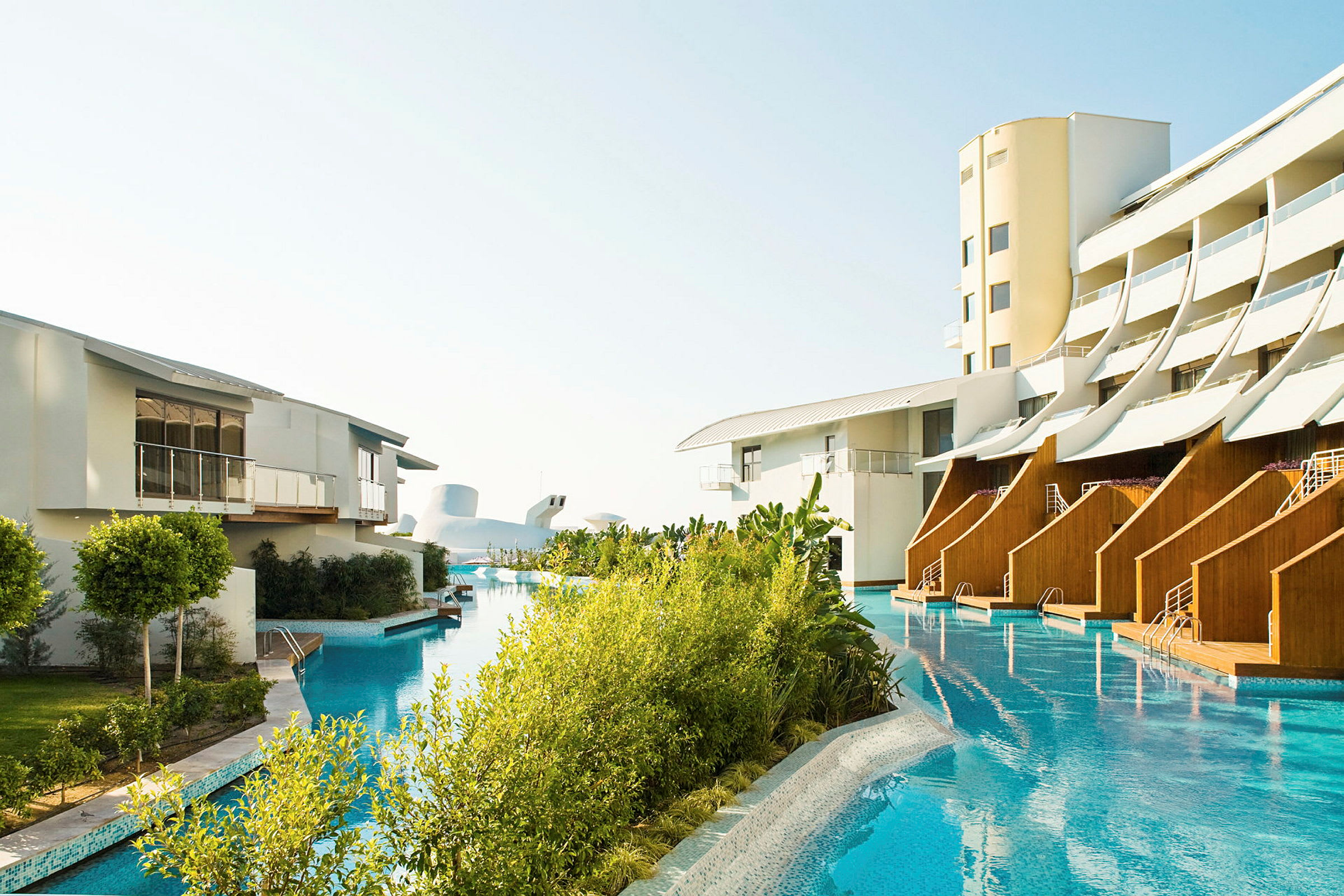 Hotellområde med pool och moderna byggnader. (AI-genererad text)