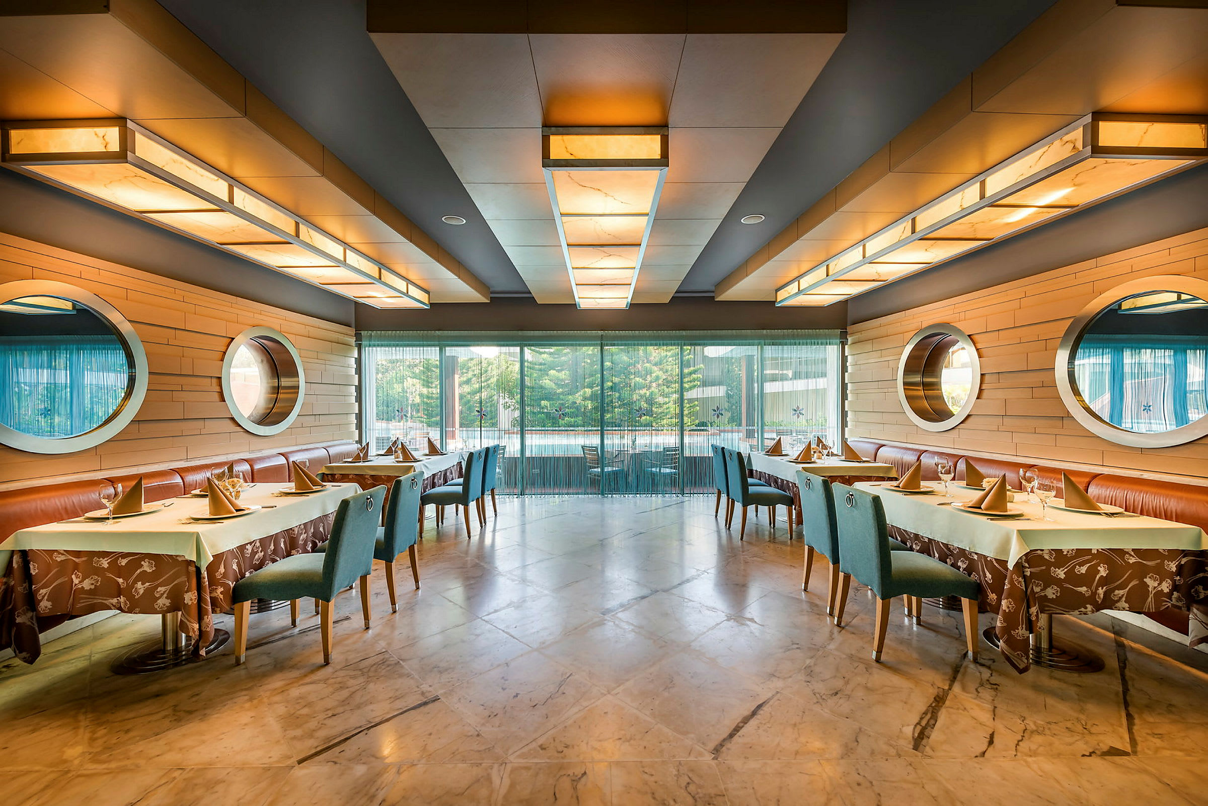 Interiör av en restaurang med dukade bord och stolar. (AI-genererad text)