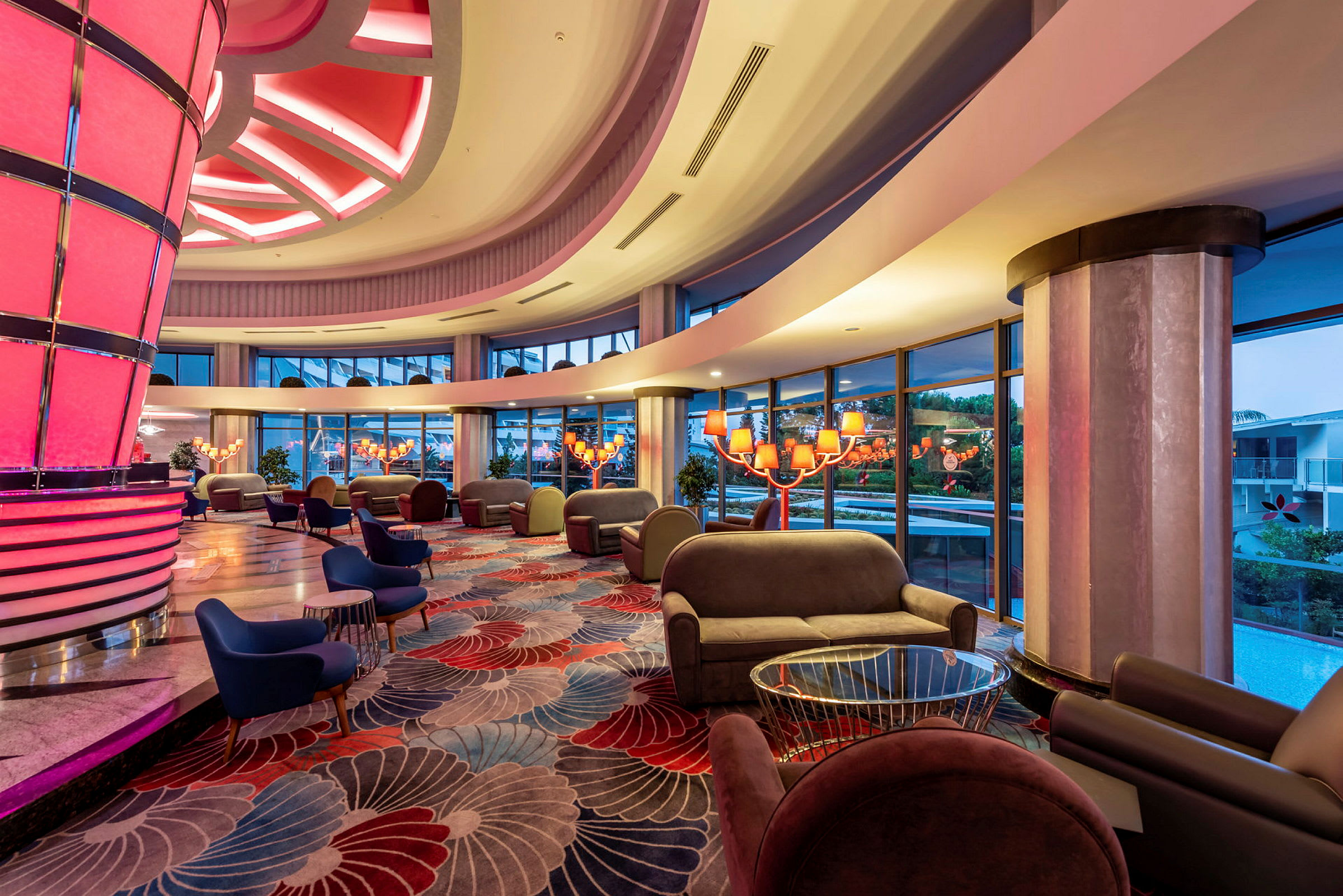 Hotelllobby med färgglad inredning och sittmöbler. (AI-genererad text)