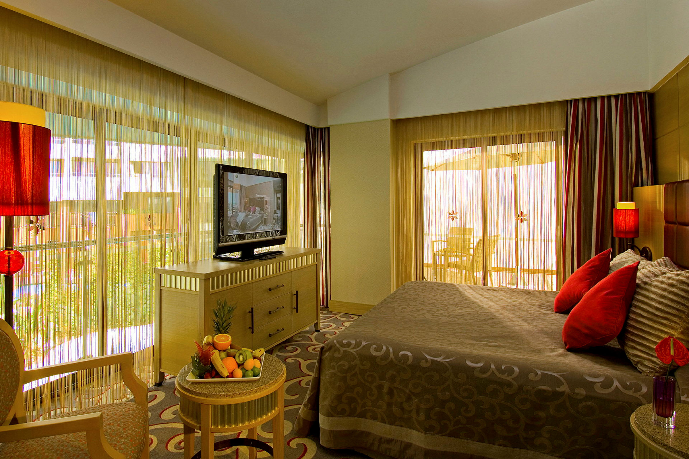 Modernt hotellrum med en TV och en fruktfat. (AI-genererad text)