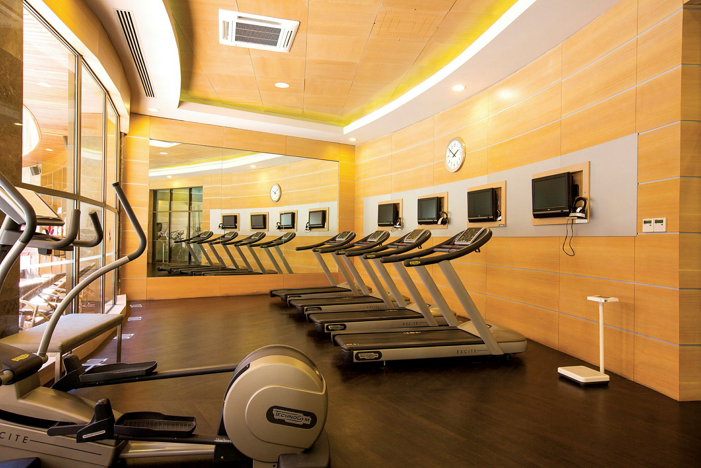 Ett gym med löpband och träningsmaskiner. (AI-genererad text)