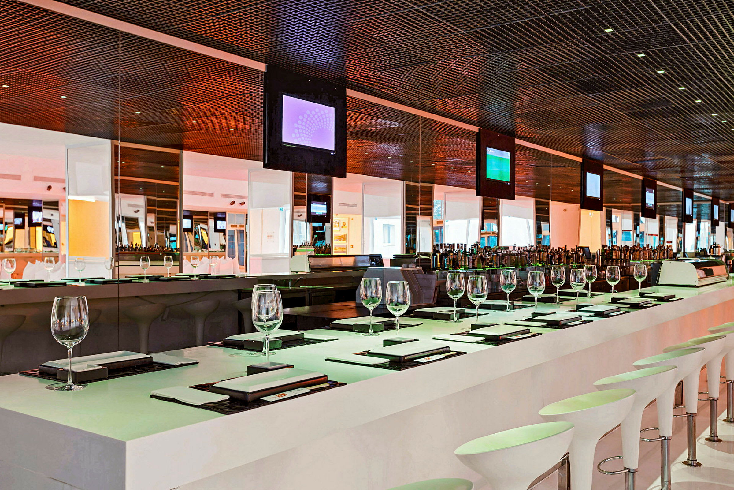 Bild av en modern bar med en lång sittbar, glas och menyer prydligt placerade. (AI-genererad text)