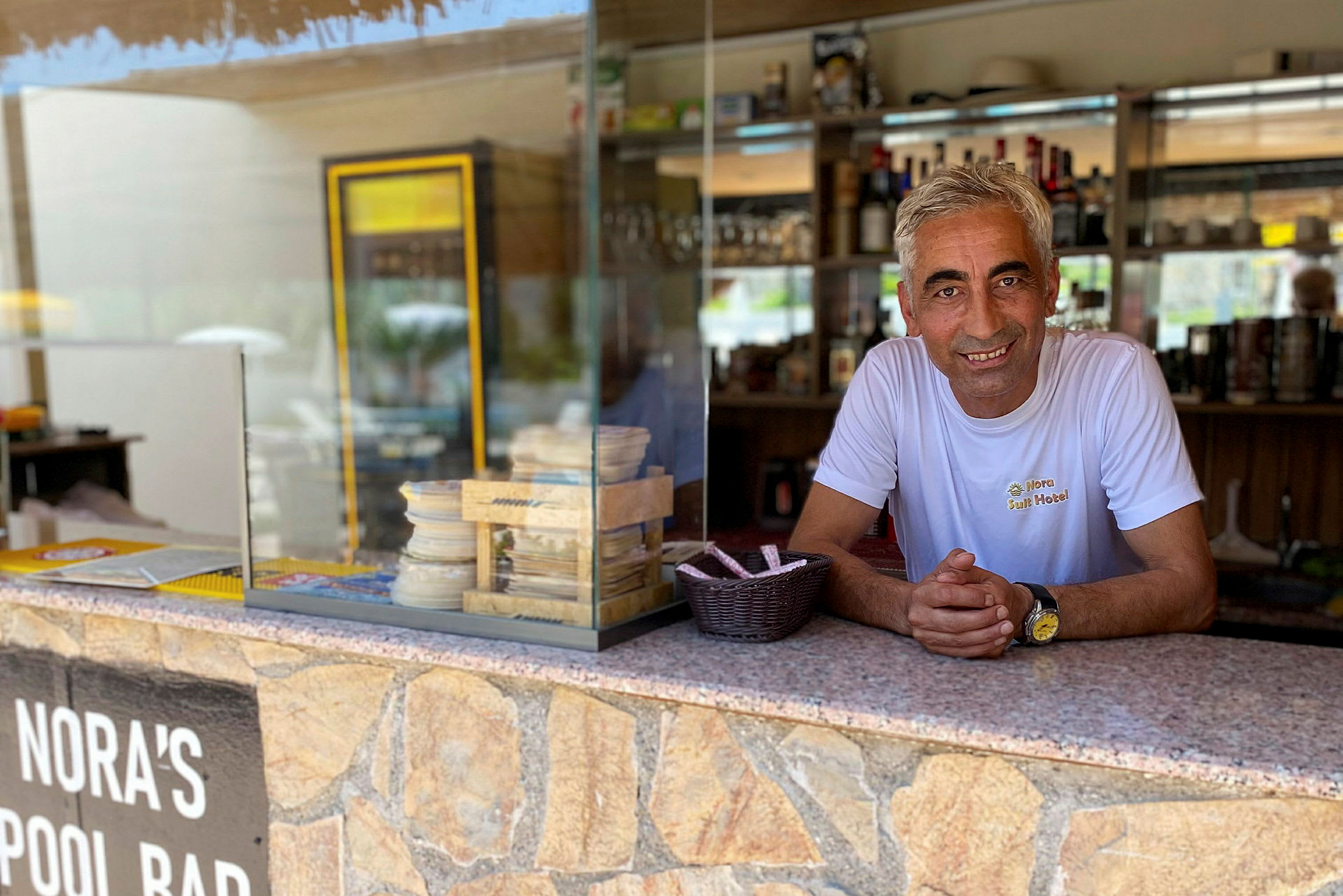 En stenbar med en skylt som säger 'Nora's Pool Bar'. (AI-genererad text)