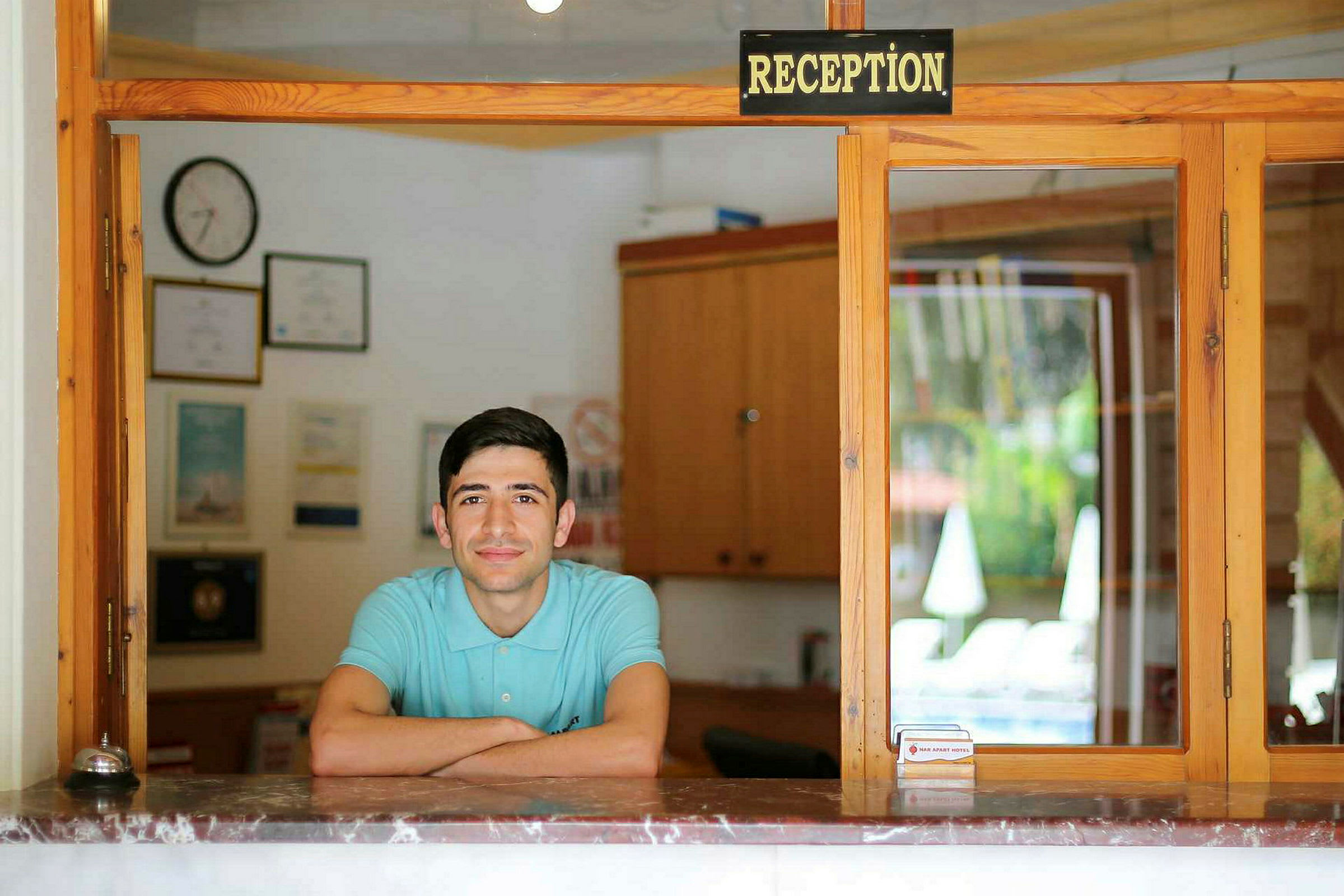 Receptionen med marmorerad disk och skylt. (AI-genererad text)