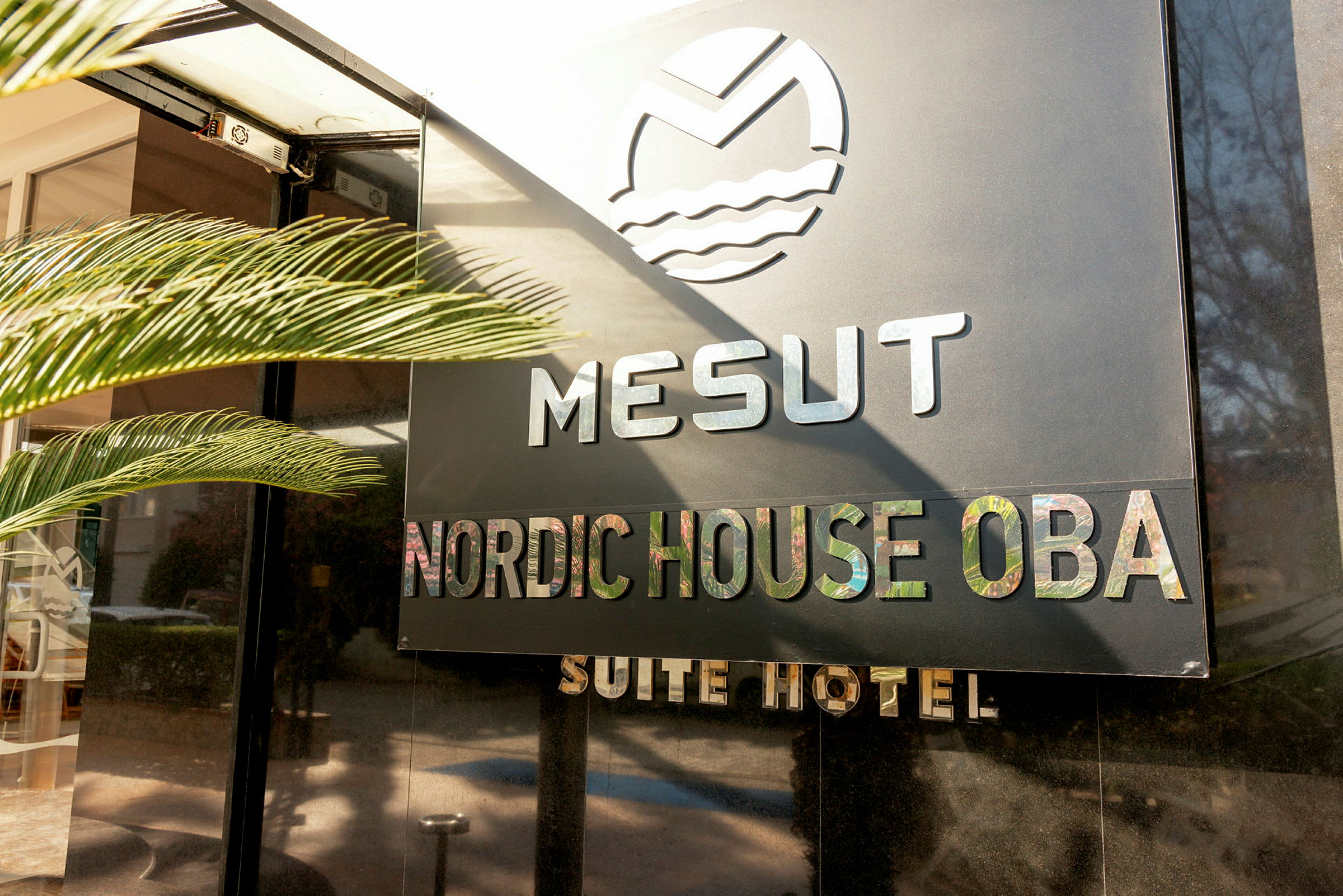 Hotellschild med texten Mesut Nordic House Oba Suite Hotel. (AI-genererad text)
