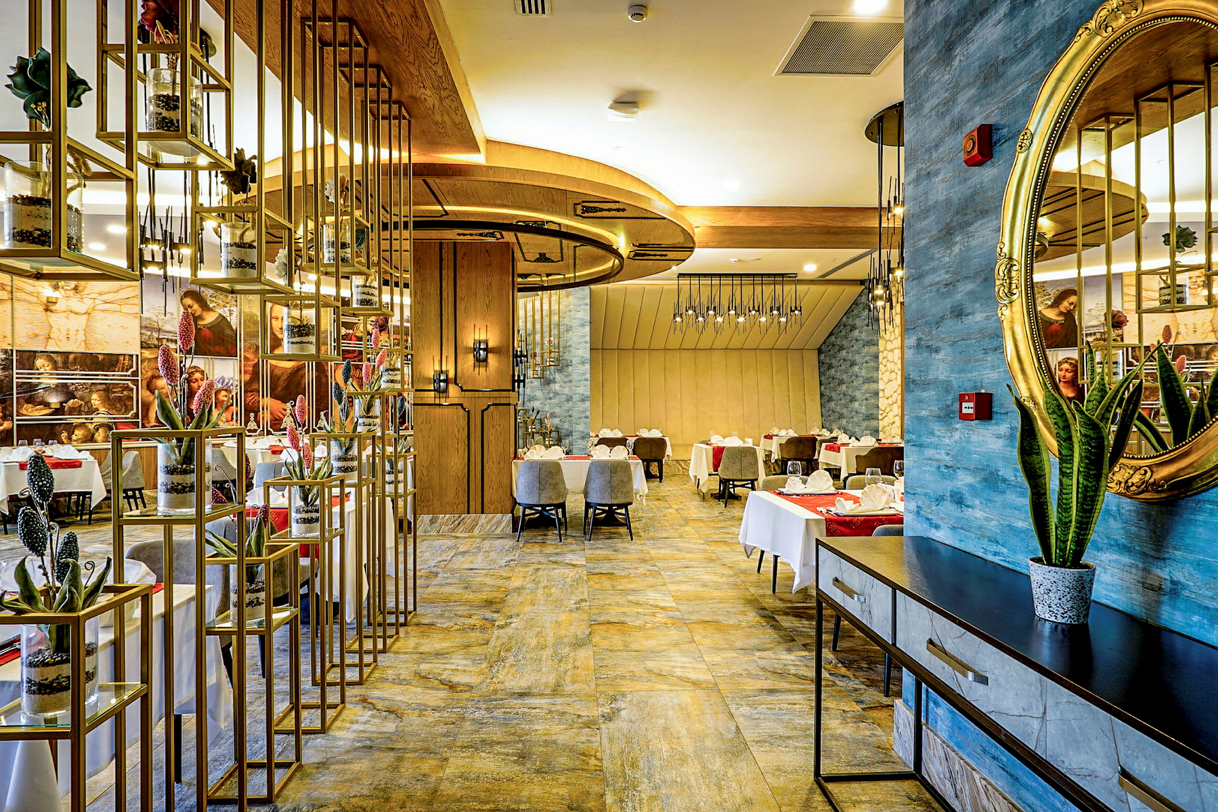 Elegant restaurang med modern inredning, dukade bord och dekorativa detaljer. (AI-genererad text)