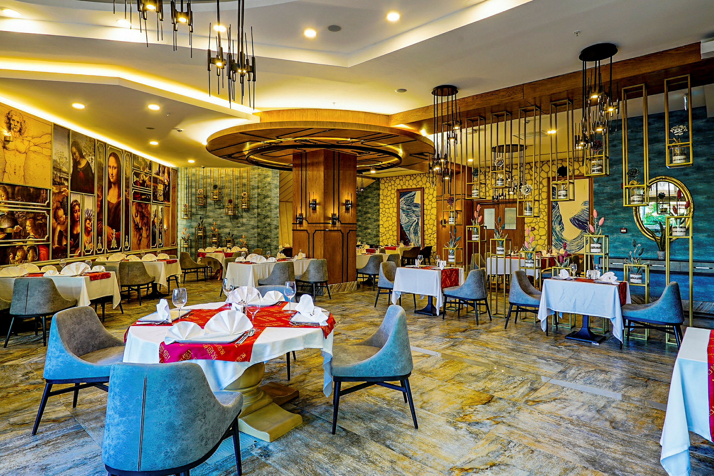 Interiör av en elegant restaurang med smakfull modern inredning. (AI-genererad text)