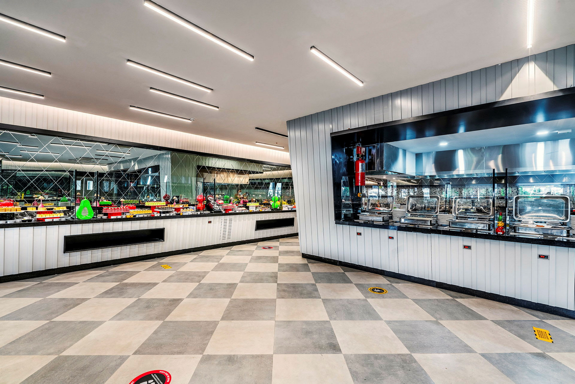 Buffédisk i en modern restaurang med ljusa färger. (AI-genererad text)