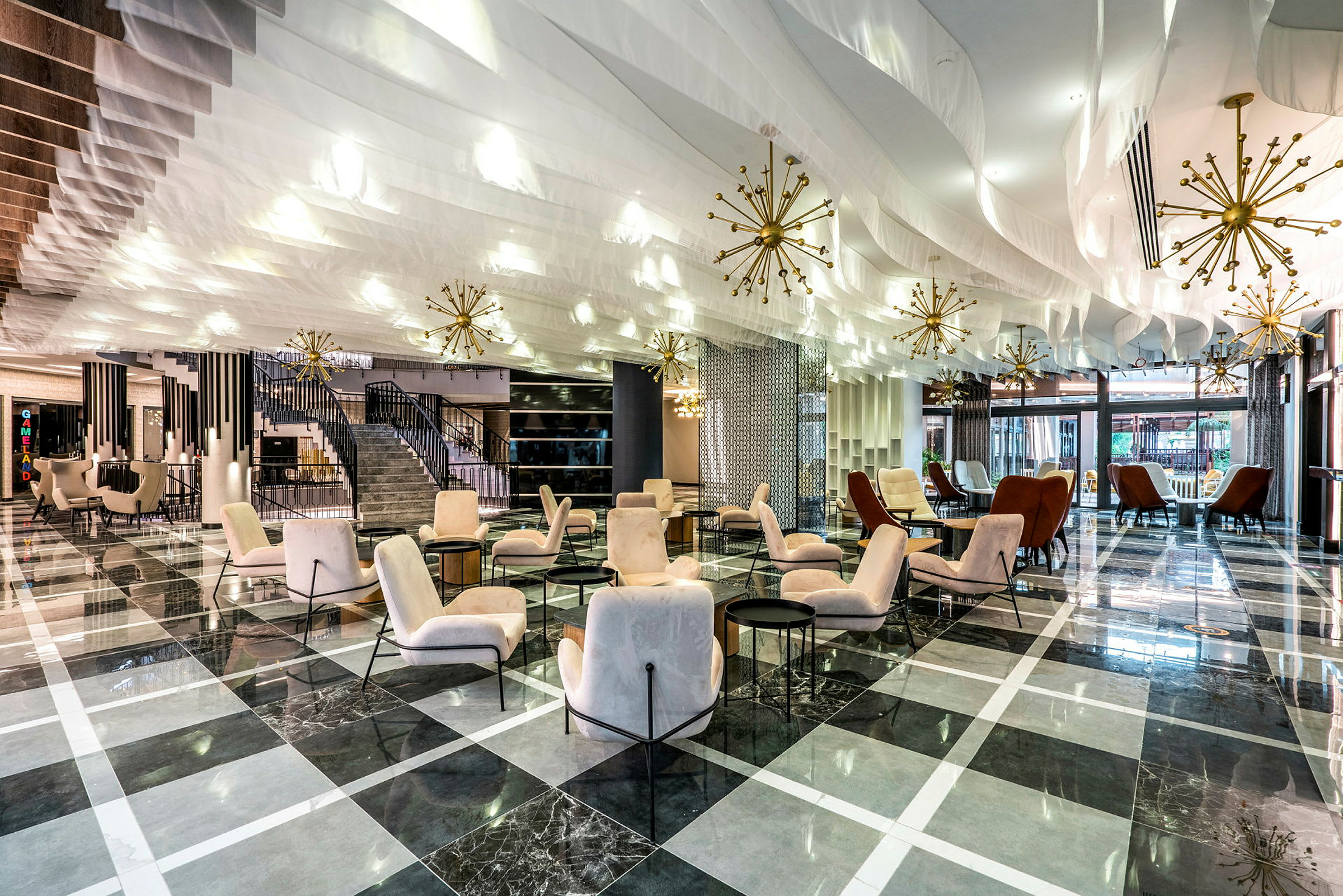 En rymlig och elegant hotellobby med bekväma sittplatser och modern inredning. (AI-genererad text)