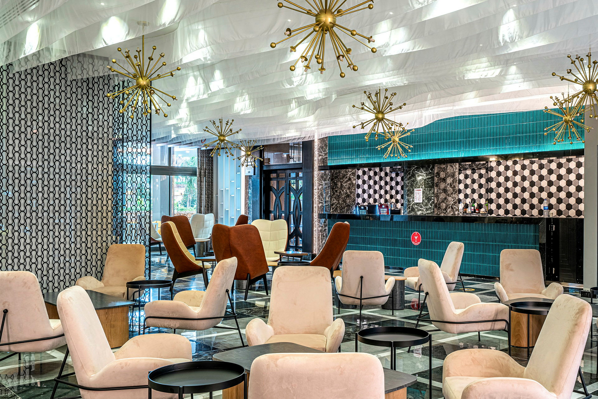 Modern hotellobby med dekorativa lampor, sittgrupper och reception. (AI-genererad text)