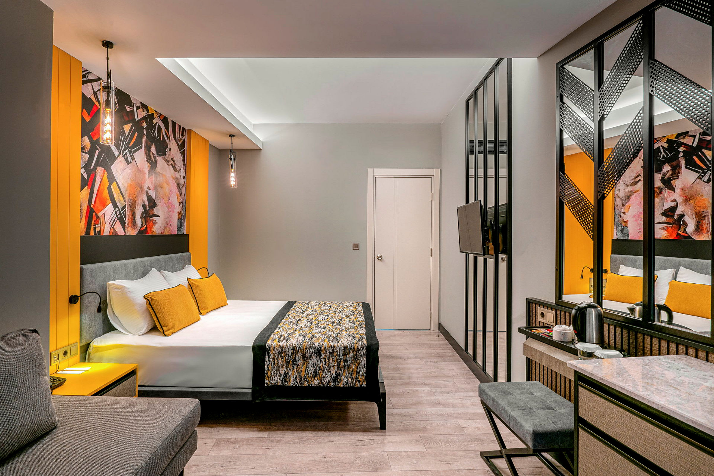 Modernt hotellrum med säng, spegel och sittmöbel. (AI-genererad text)