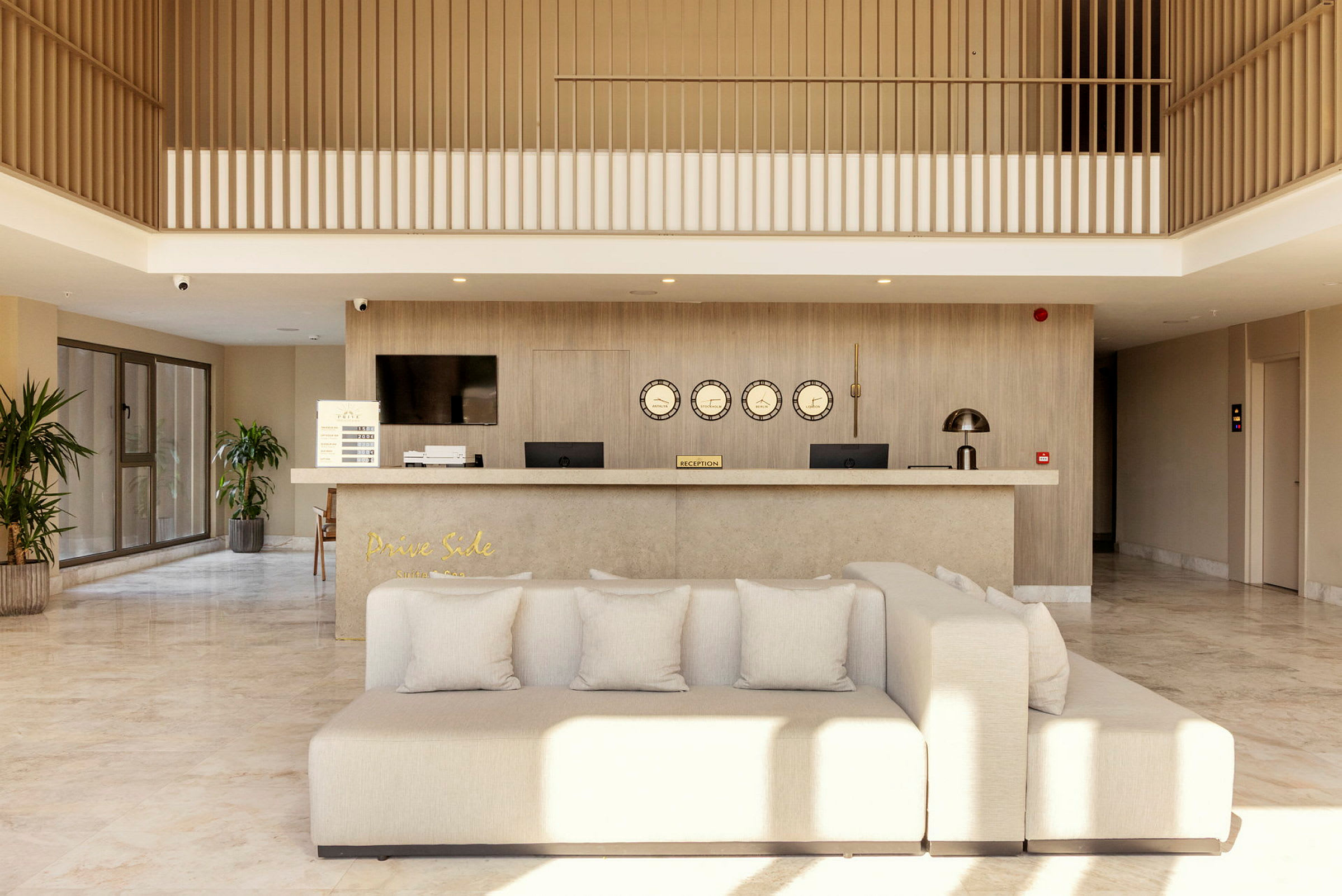 Hotellets reception med en modern möbeldesign och en soffa i förgrunden. (AI-genererad text)