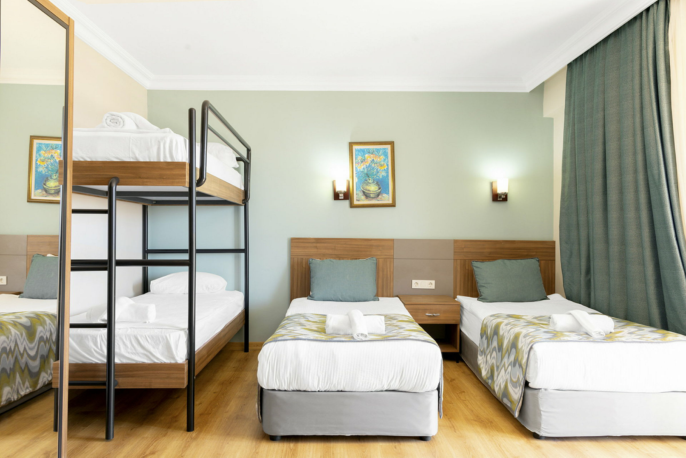 Hotellrum med våningssäng och två enkelsängar. (AI-genererad text)