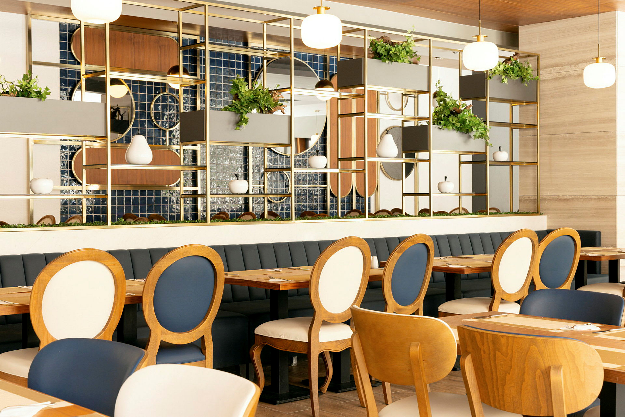 En stilfull restauranginteriör med matbord och stolar. (AI-genererad text)