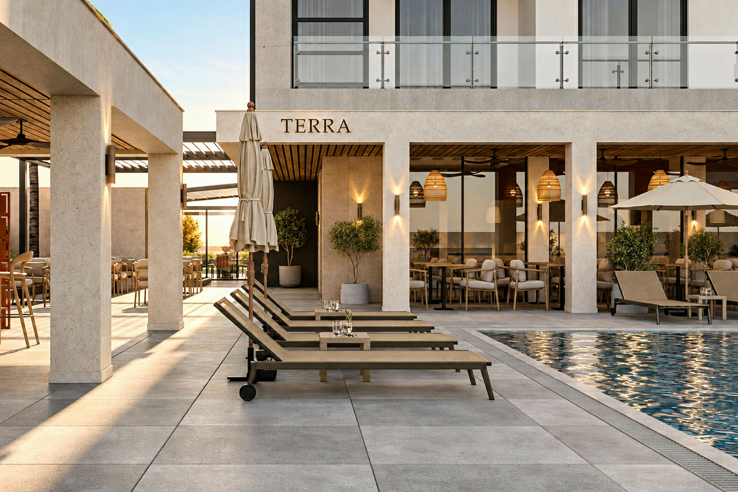 Ett hotellområde med solstolar vid en pool, omgivna av en restaurang med bord och stolar under tak med lampor. (AI-genererad text)