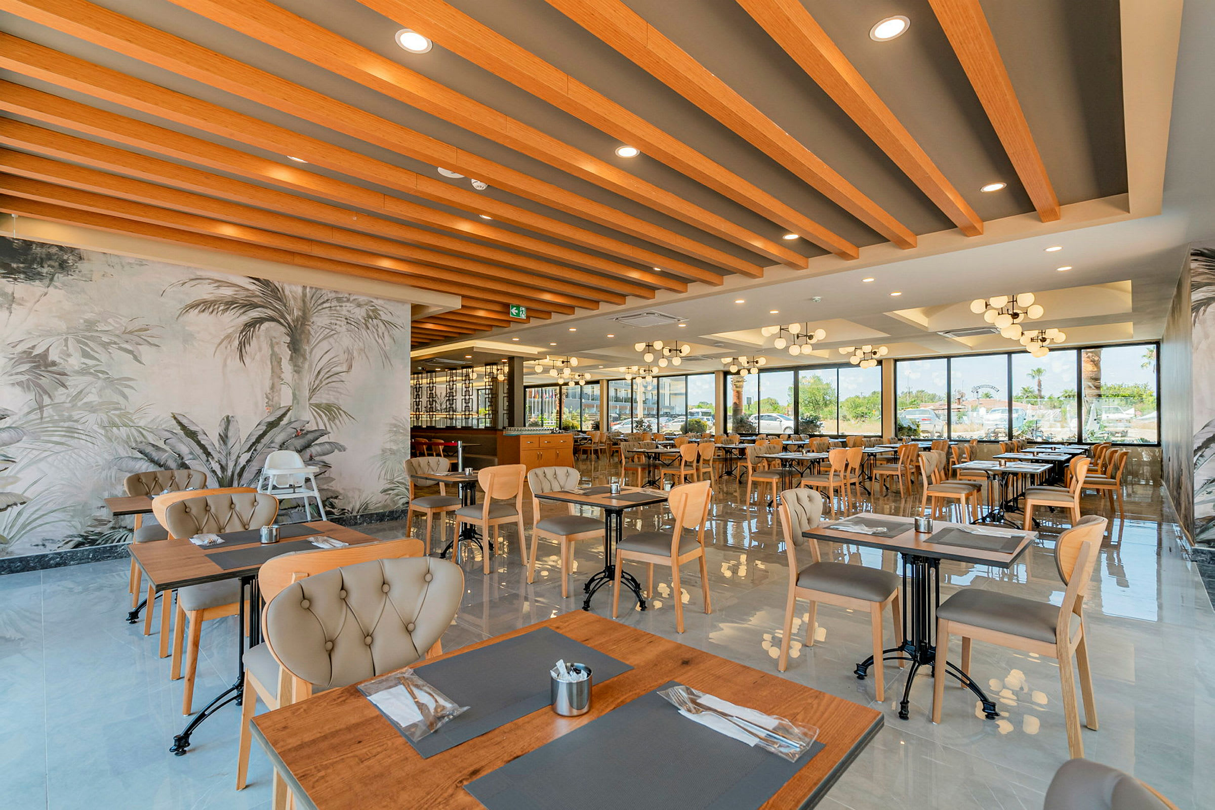En modern restaurang med stora fönster, trämöbler och dekorativa takbjälkar. (AI-genererad text)