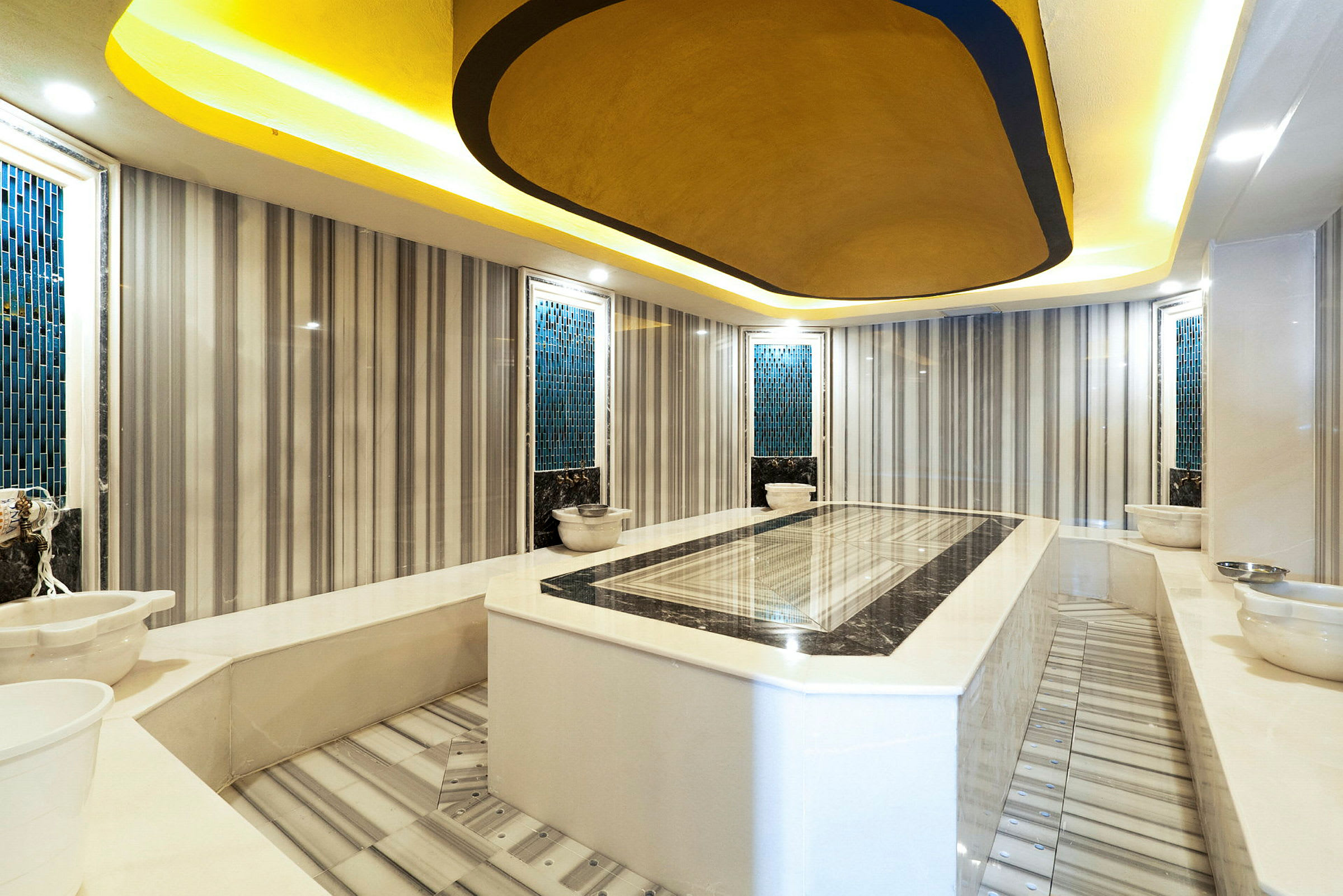 Ett traditionellt turkiskt hamam med marmorytor och dekorativa takdetaljer. (AI-genererad text)