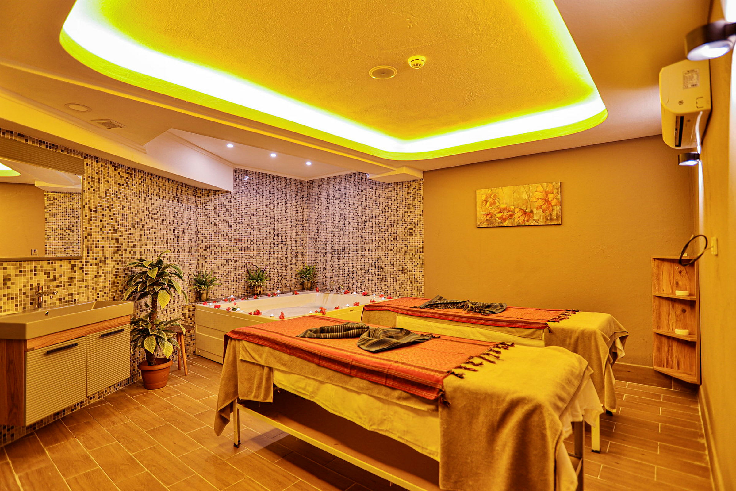Ett spa-rum med jacuzzi och massagebänkar. (AI-genererad text)