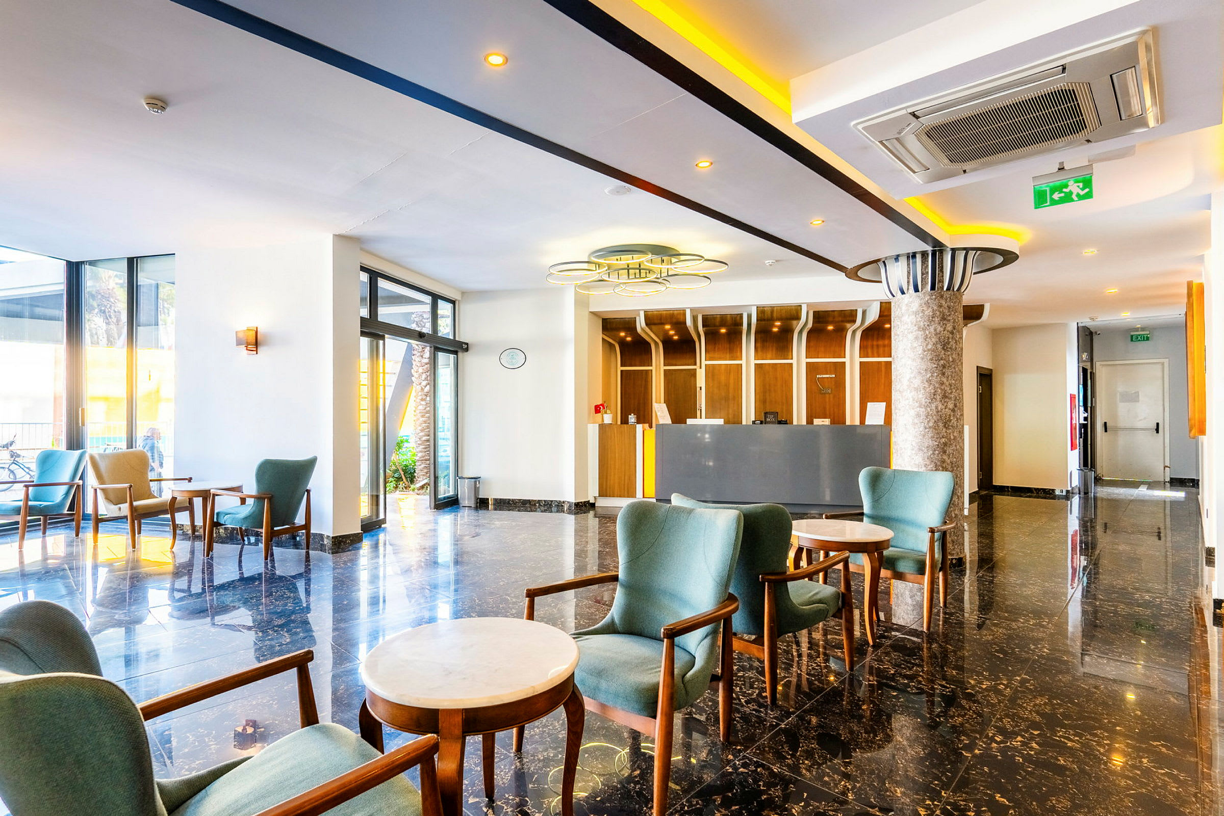 Lobby med sittgrupper och reception. (AI-genererad text)