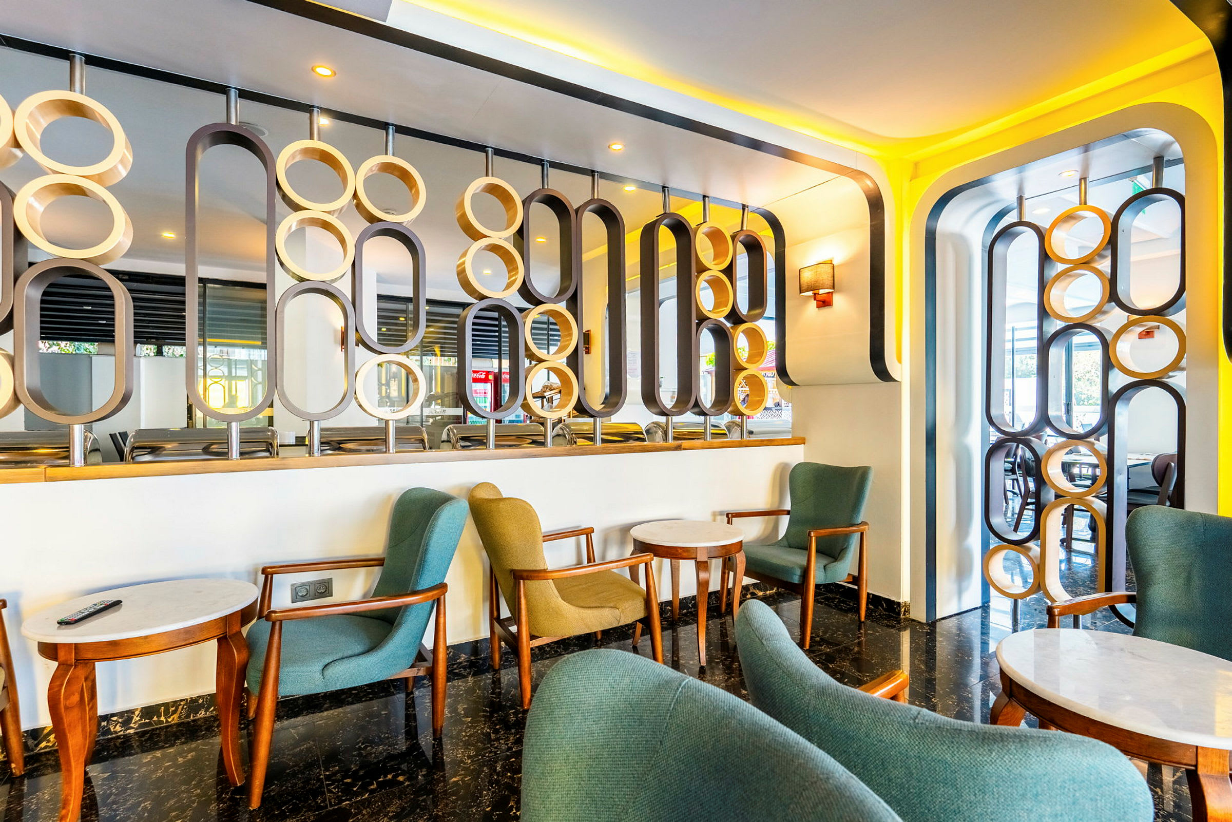 En modern lounge med stolar, bord och dekorativa designinslag. (AI-genererad text)