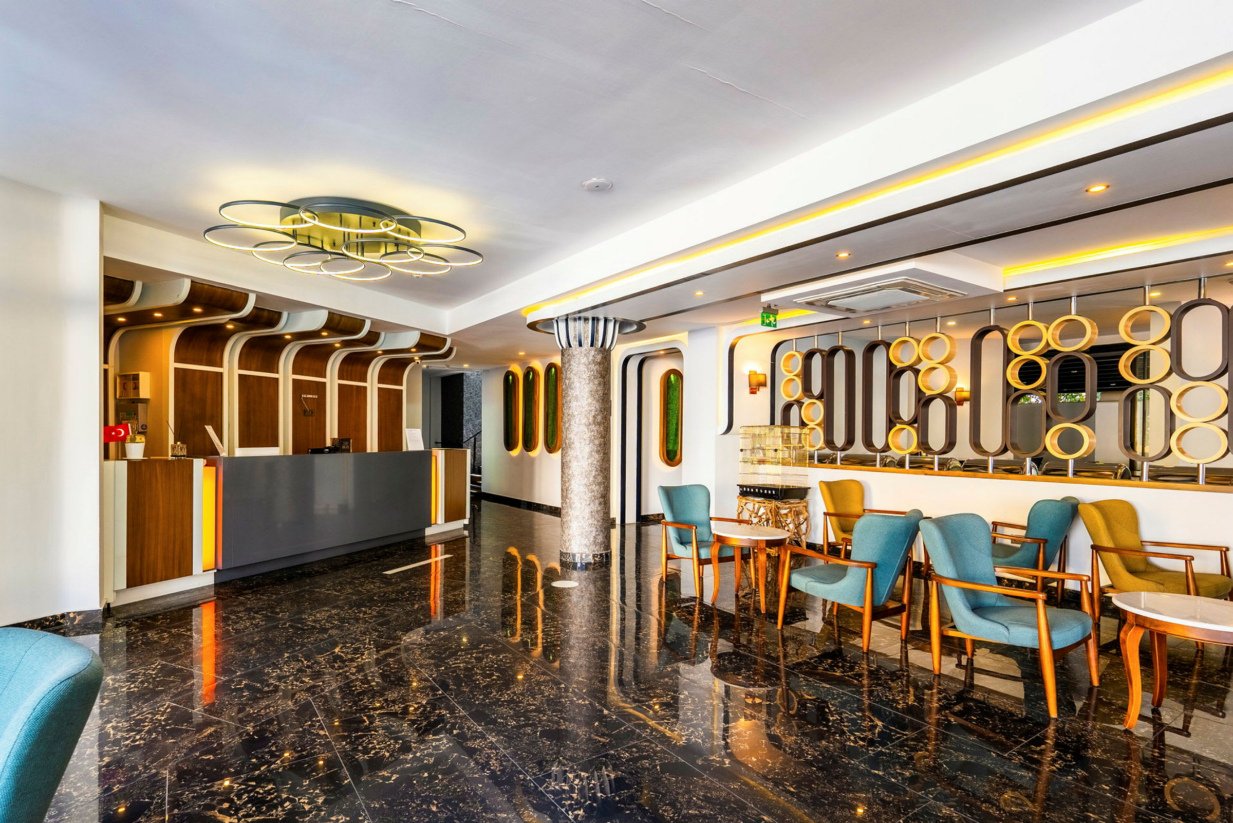 Lobby med reception, blå och gula stolar samt modern inredning. (AI-genererad text)