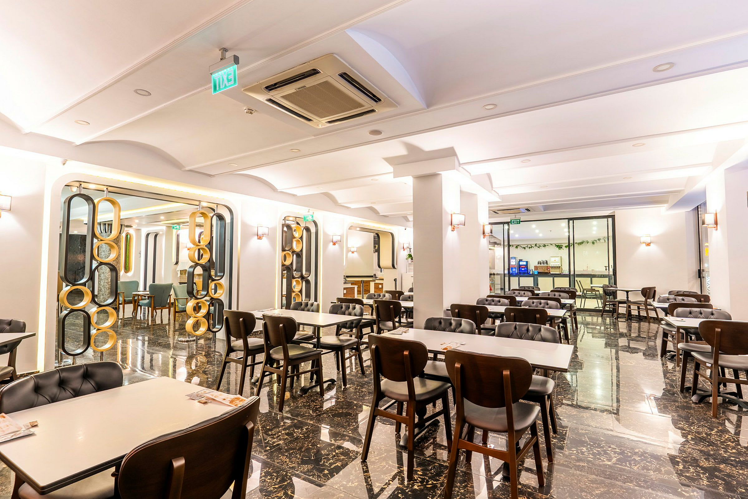 Bild av en elegant inredd restaurang med bord och stolar utplacerade på en polerad golvyta. (AI-genererad text)