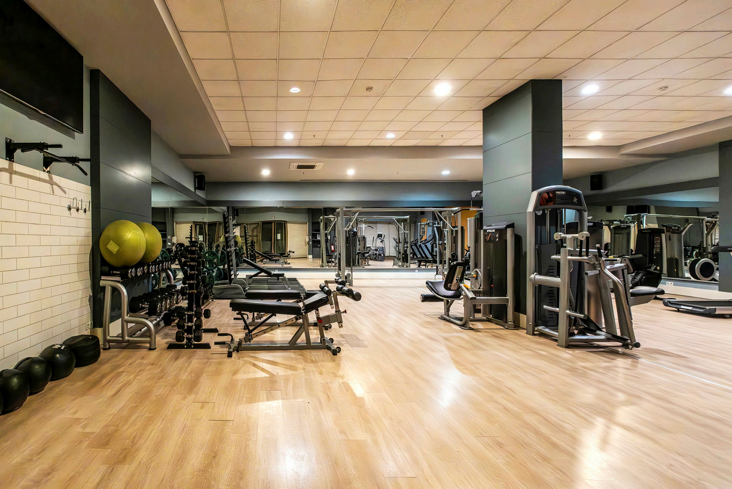 Gym med träningsmaskiner och fria vikter. (AI-genererad text)