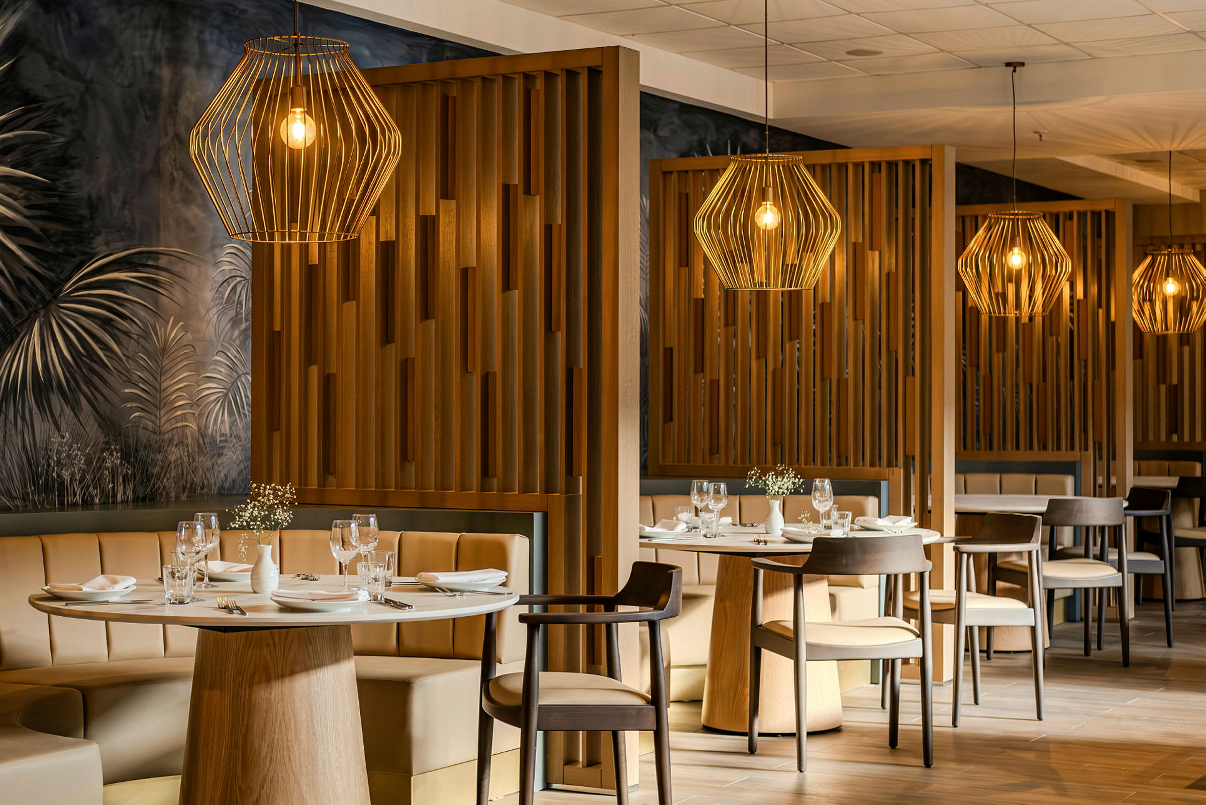 En elegant restauranginteriör med dukade bord och dekorativa lampor. (AI-genererad text)